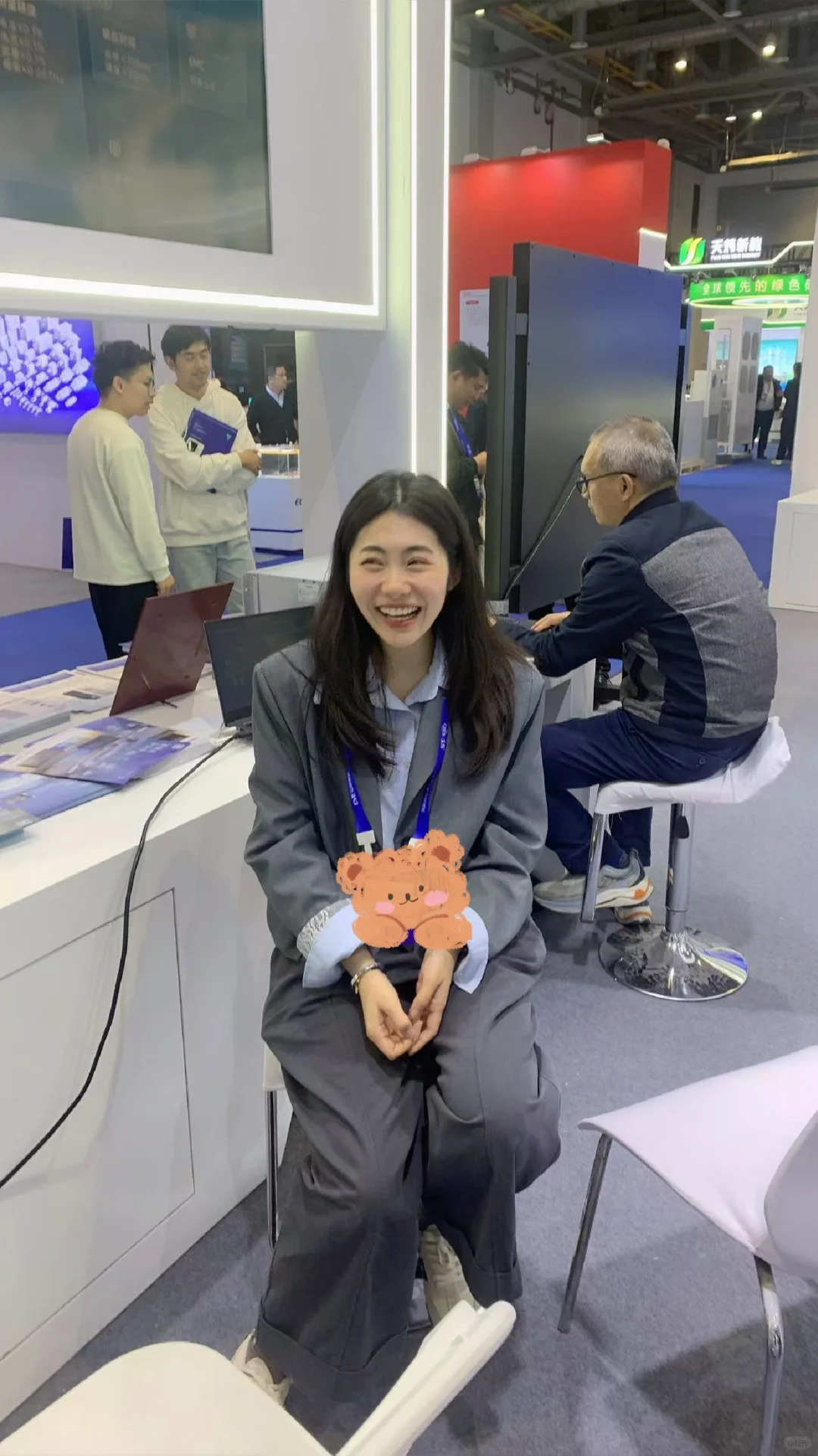 同事说，你参加展会过于开心了吧