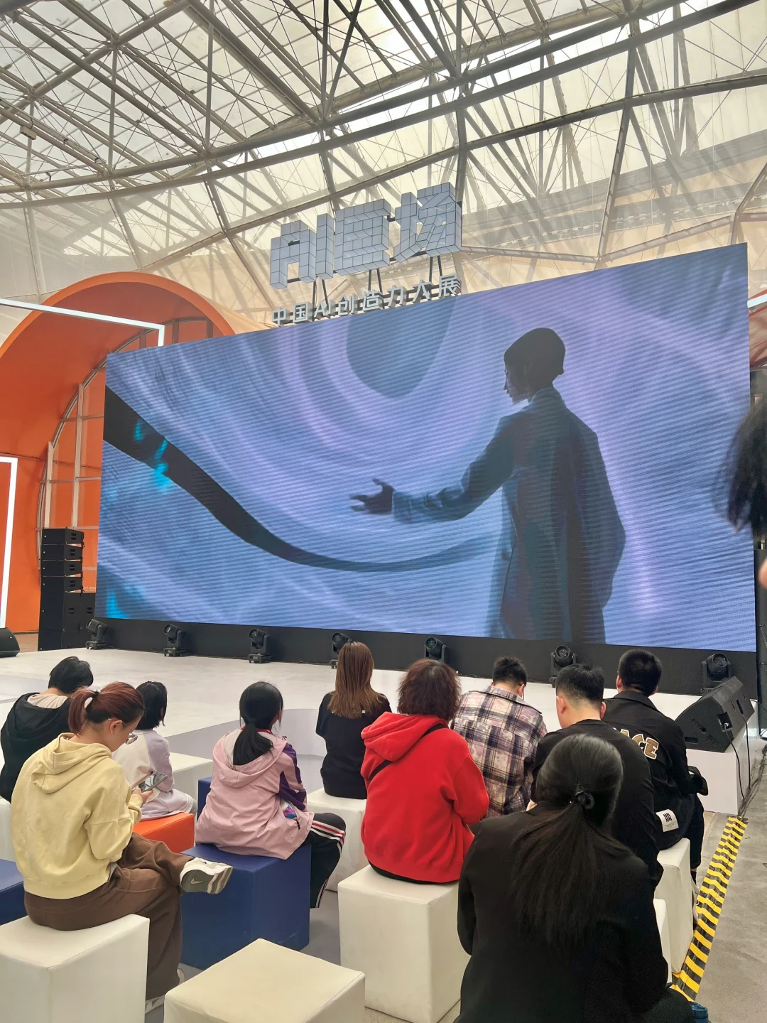 北京郎园。。。这是在干嘛？？？？排了三圈