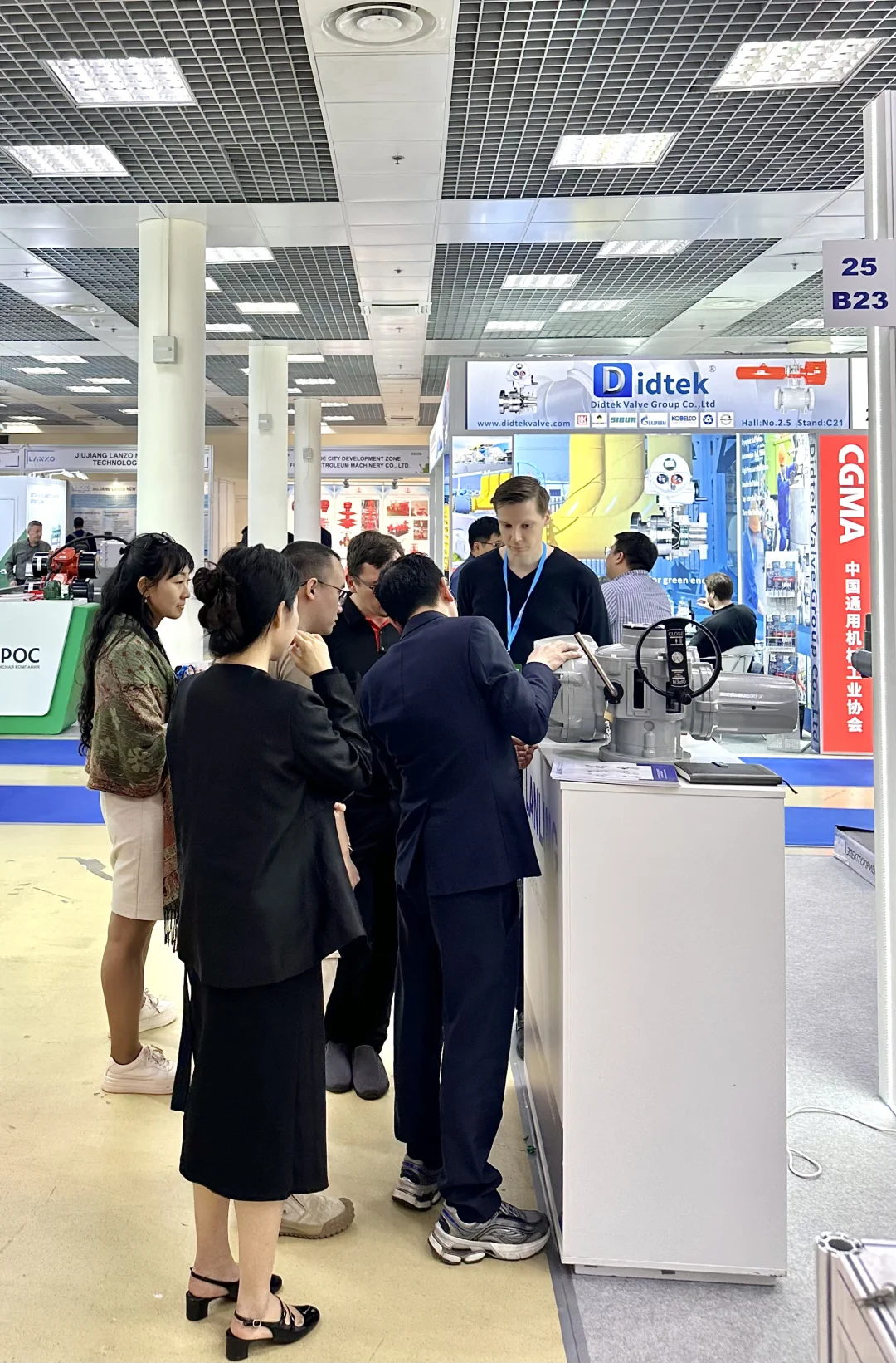 莫斯科展会翻译—老板说跟他合照绝对能火！