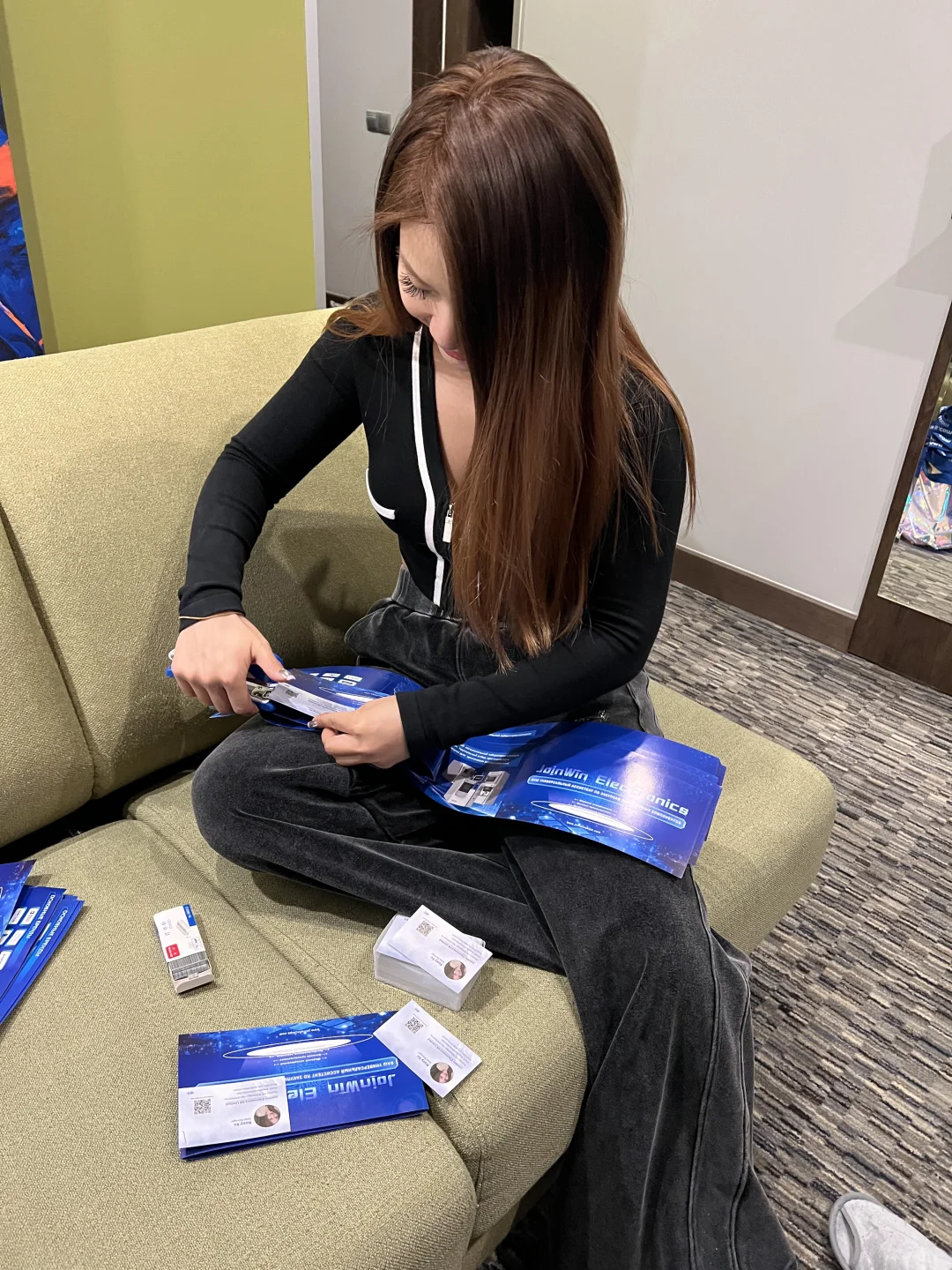 ??外贸人展会光鲜亮丽，酒店继续牛马