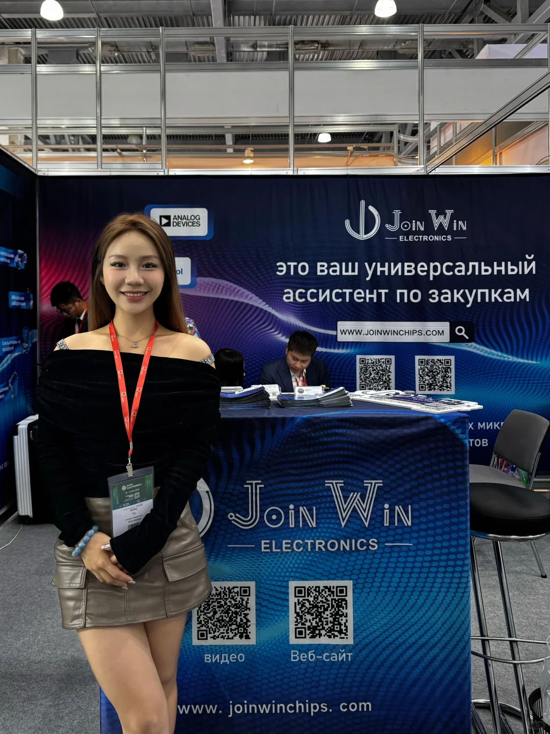 ??外贸人展会光鲜亮丽，酒店继续牛马