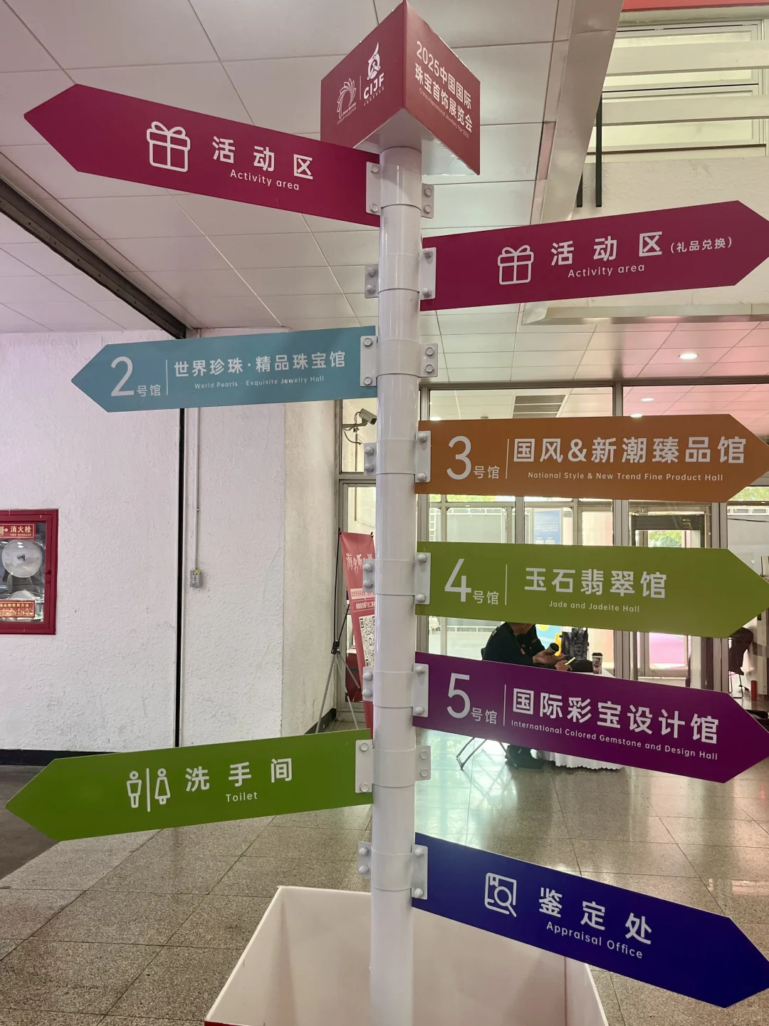 没有女生能不爱这里！数万珠宝随便试！