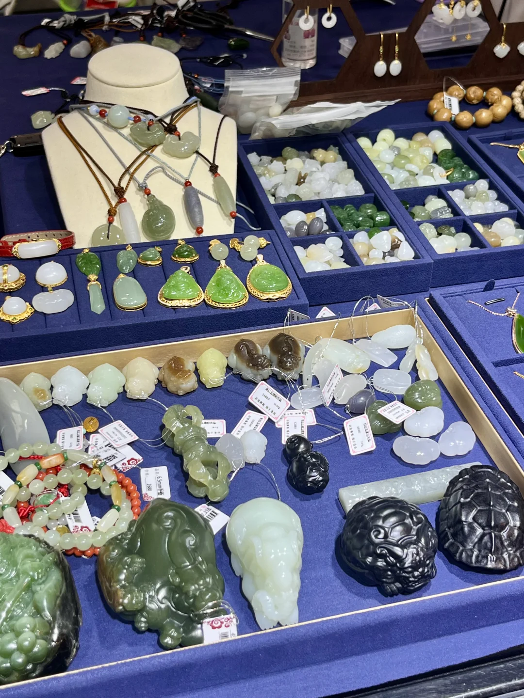 没有女生能不爱这里！数万珠宝随便试！