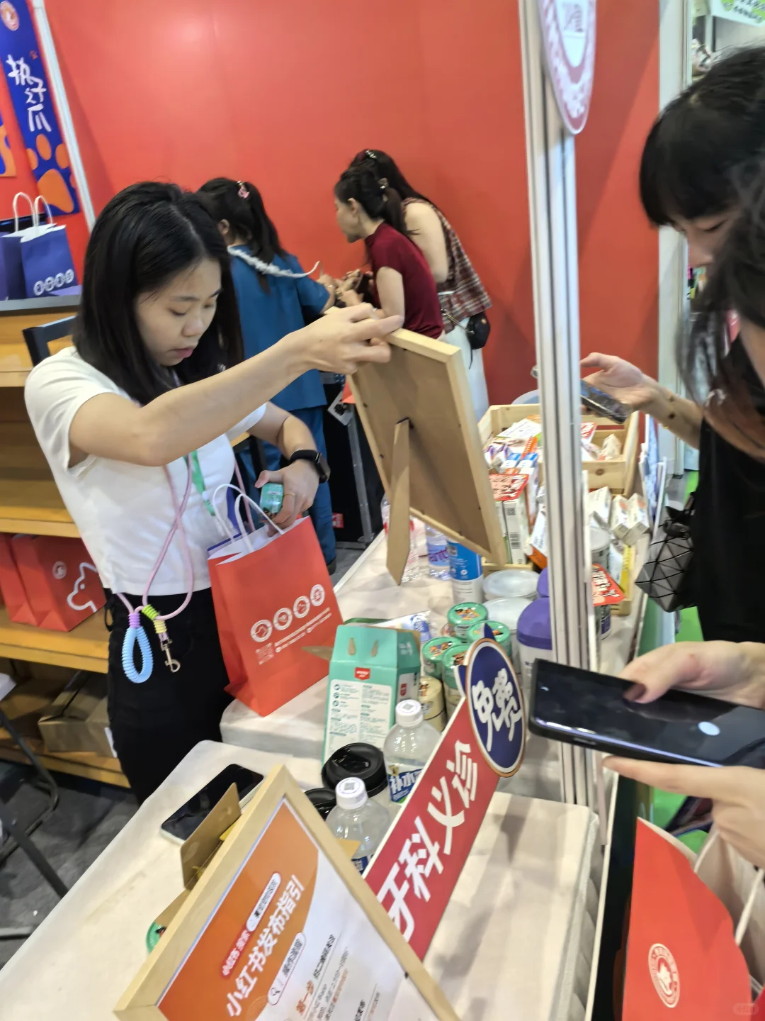 东盟博览会携寰宠宠物医院共同送驱虫啦啦！