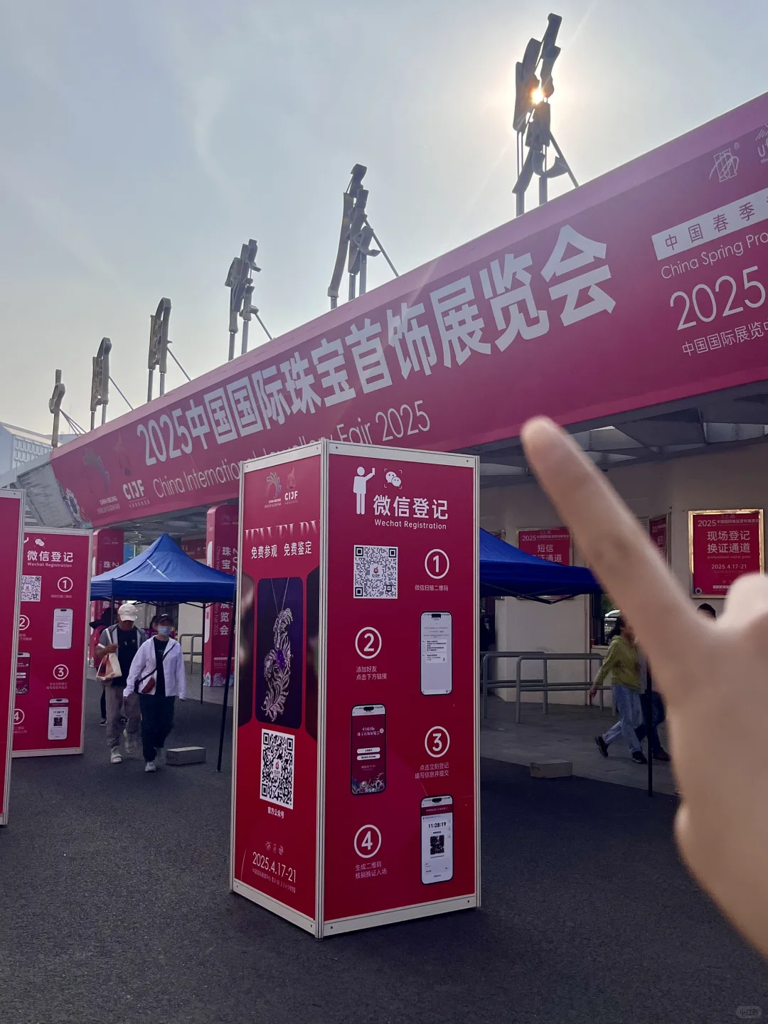 没有女生能不爱这里！数万珠宝随便试！