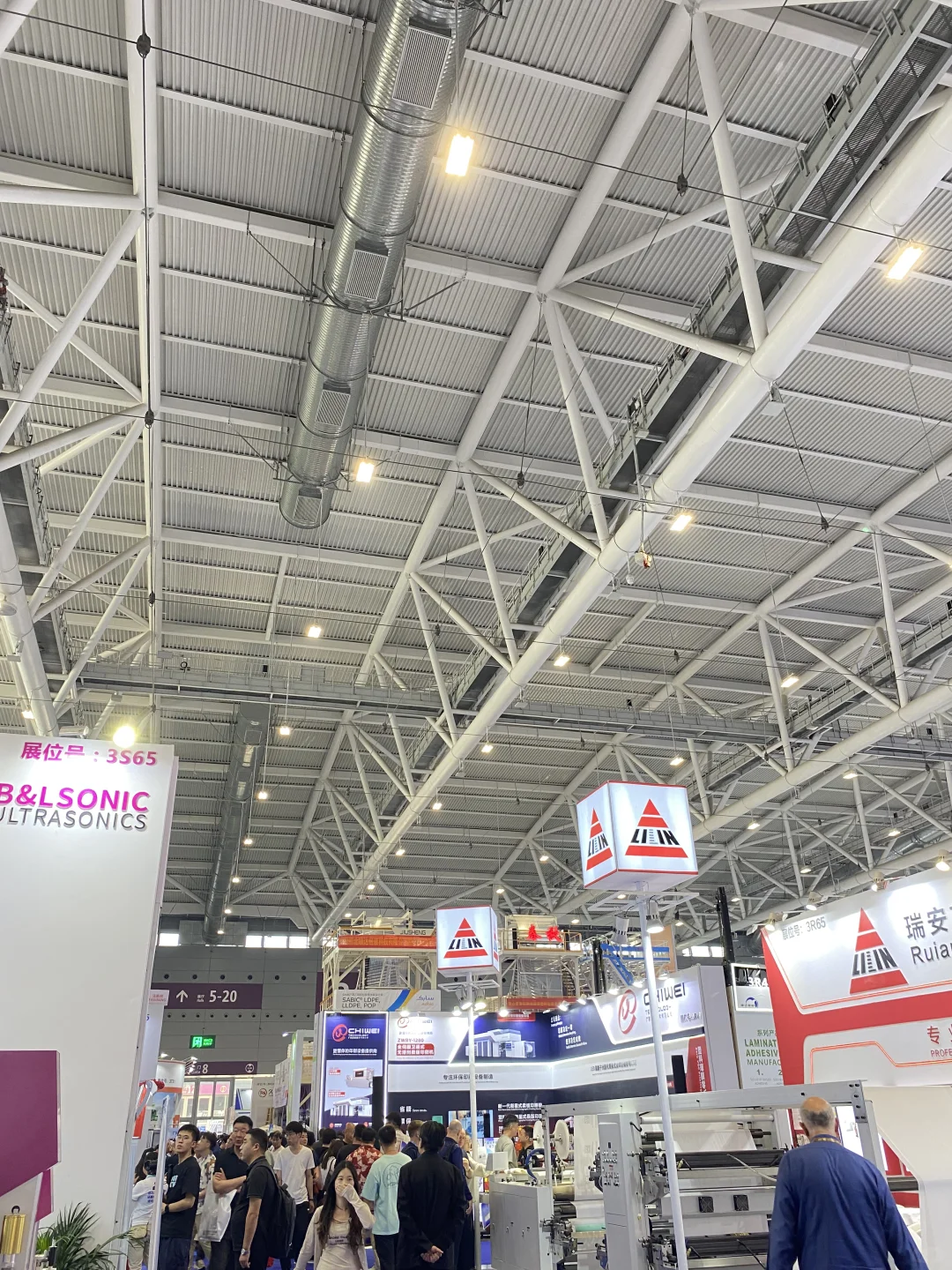 深圳国际会展中心 腿要断了