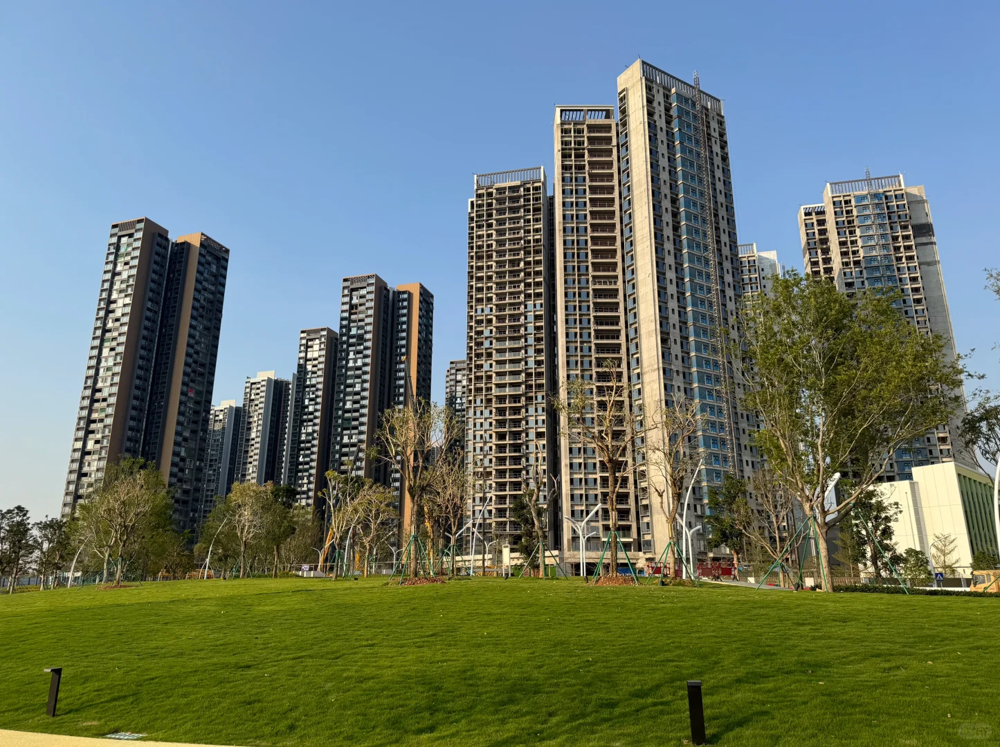 会展城实验学校旁街心公园