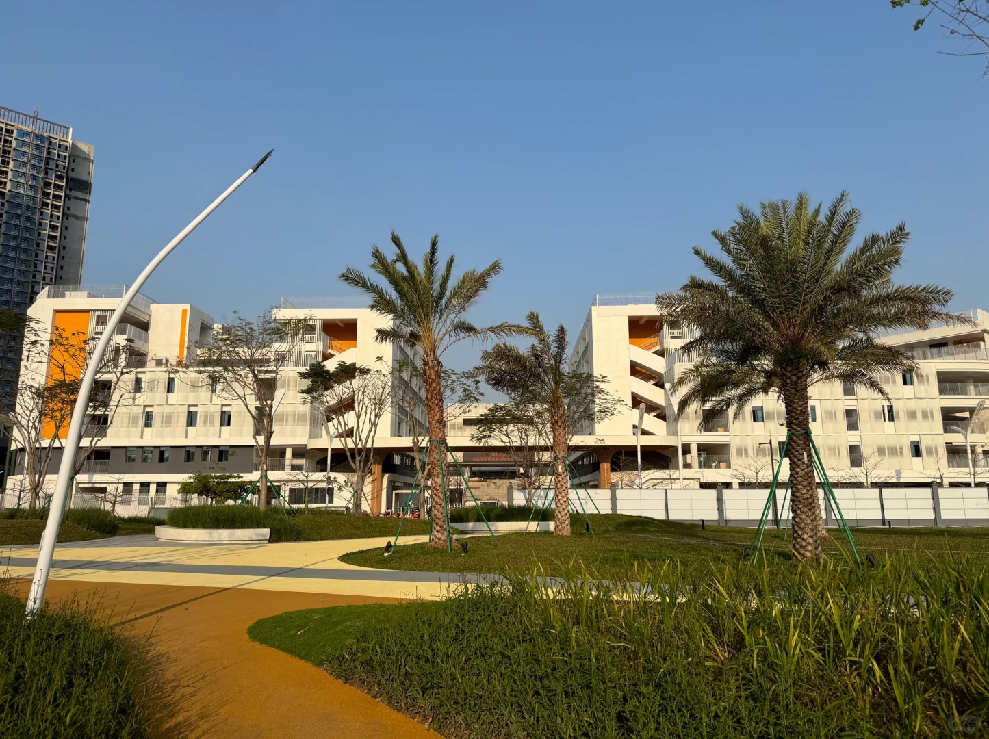 会展城实验学校旁街心公园