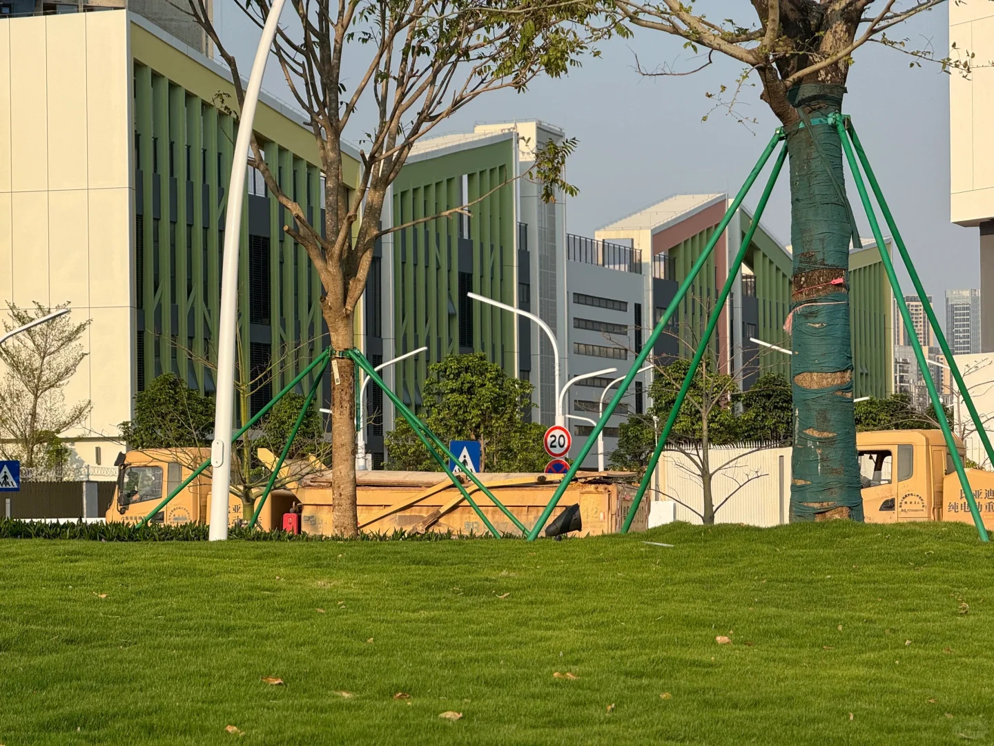 会展城实验学校旁街心公园