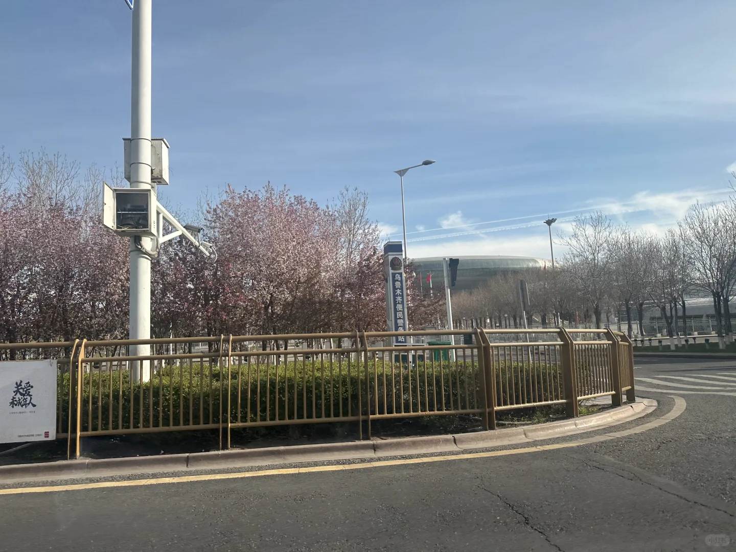 乌鲁木齐会展片区栏杆刷黄漆后续