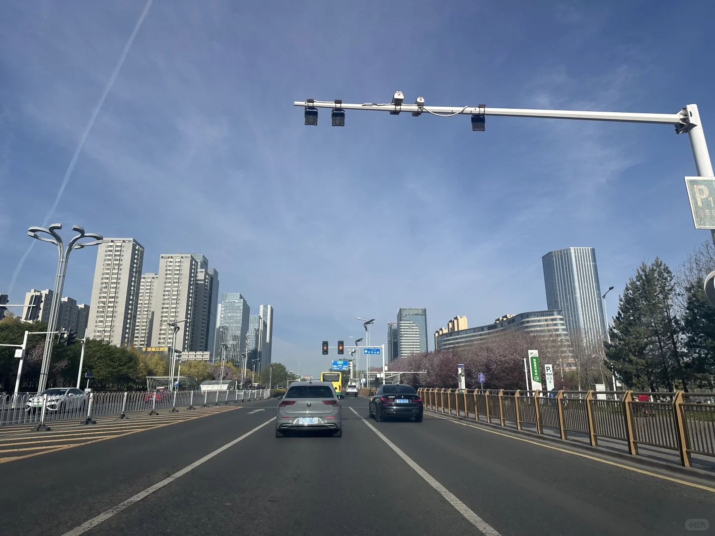 乌鲁木齐会展片区栏杆刷黄漆后续