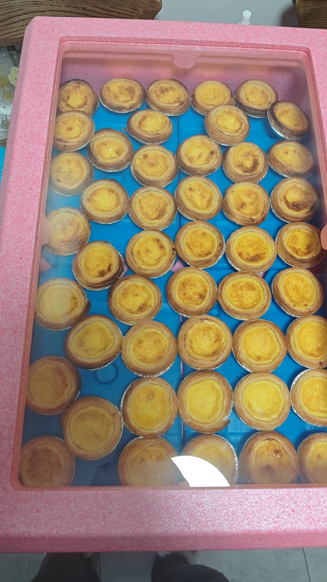 00后情侣摆摊卖蛋挞