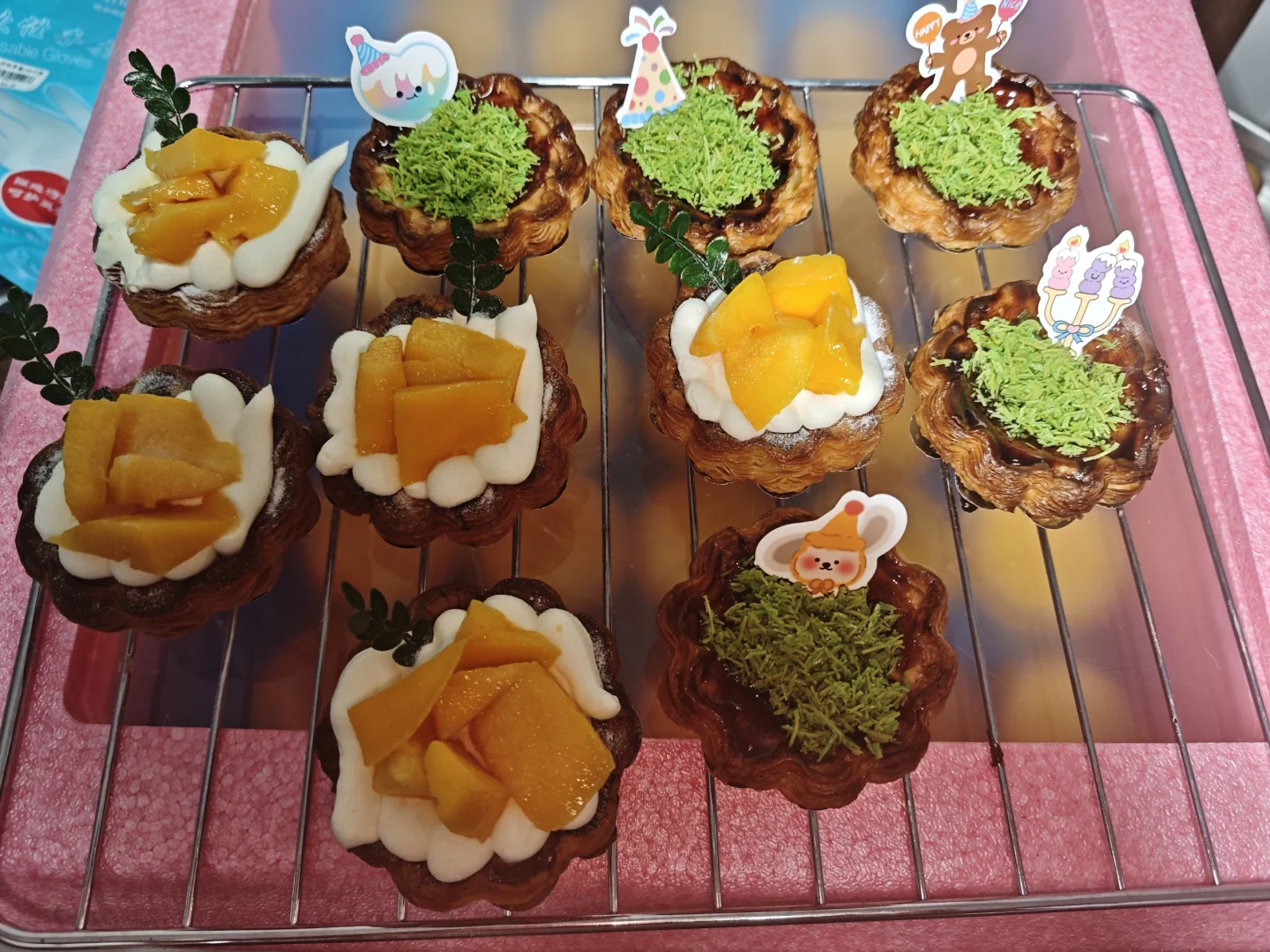 00后情侣摆摊卖蛋挞