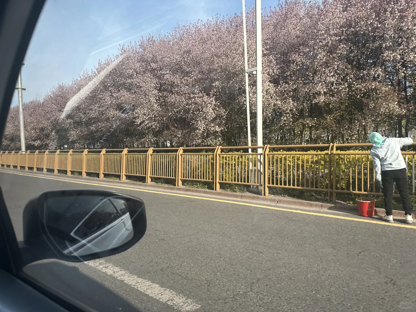 乌鲁木齐会展片区栏杆刷黄漆后续