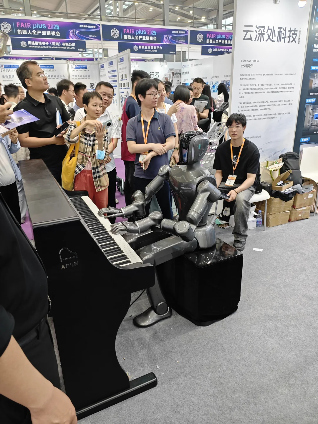 你知道的，机器人会展特别好吃