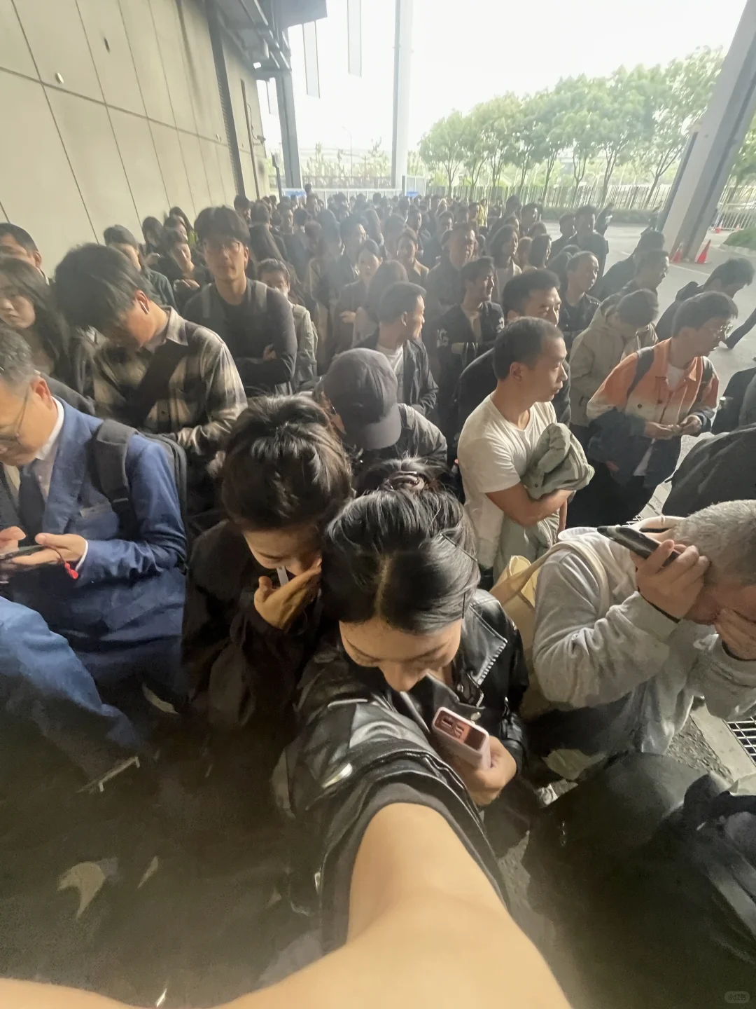 上海车展员工通道排队两小时谁懂！！