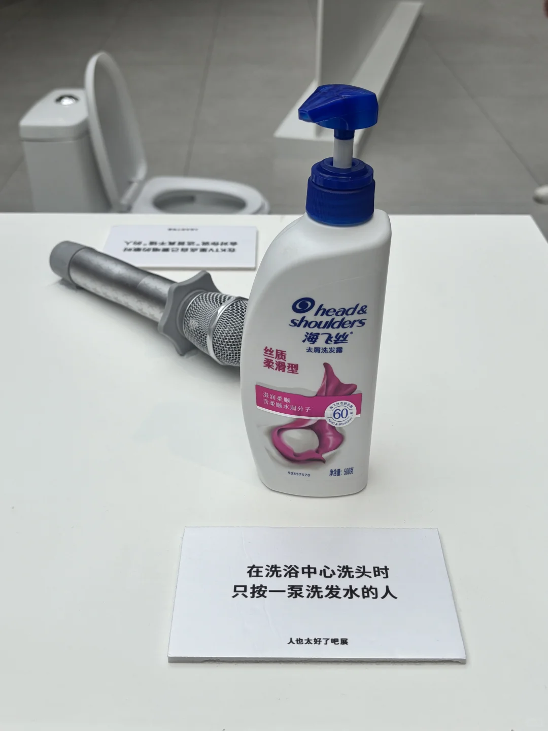 当只有一个人看展 有人帮你认真拍照时