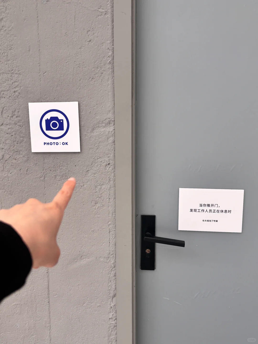 当只有一个人看展 有人帮你认真拍照时