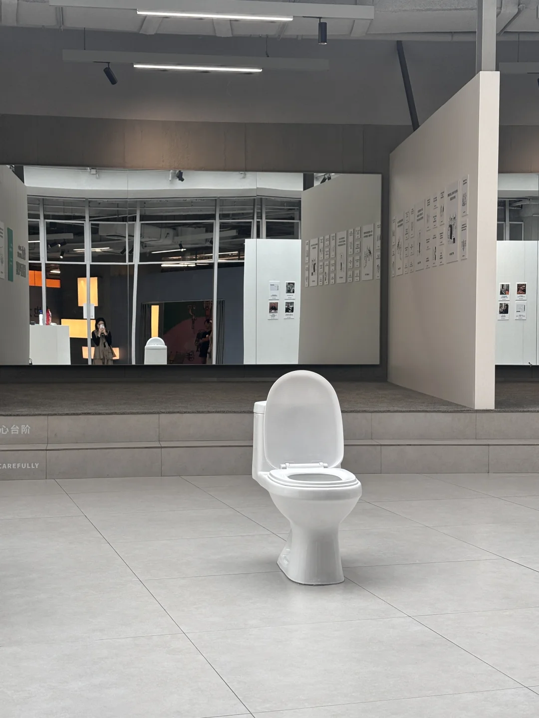 当只有一个人看展 有人帮你认真拍照时