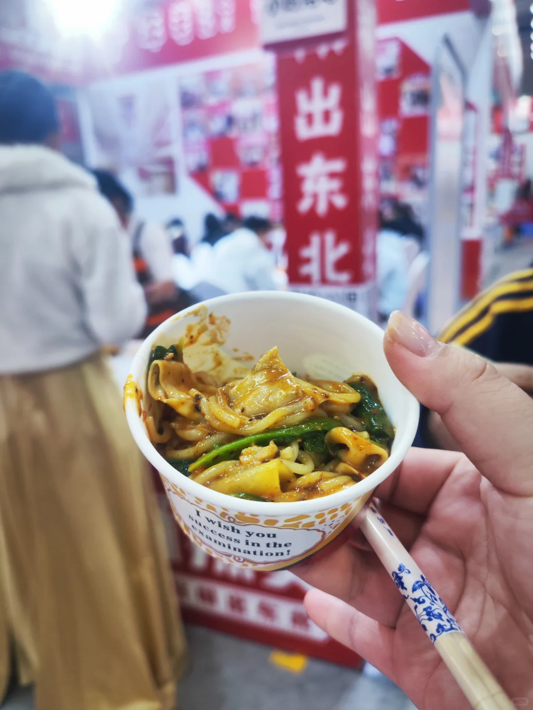 长春餐博会 大馋丫头们吃了！