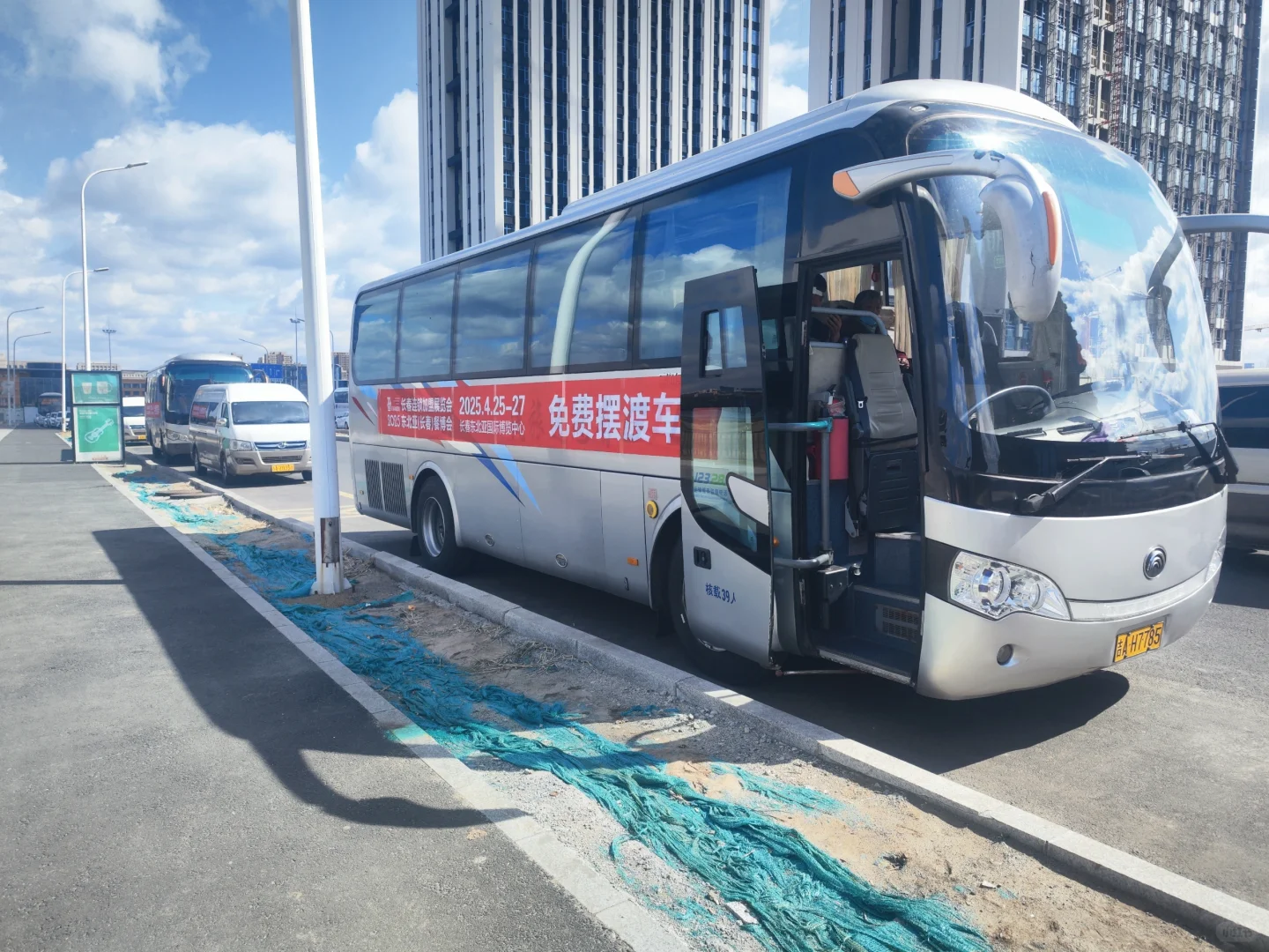 长春餐博会 大馋丫头们吃了！