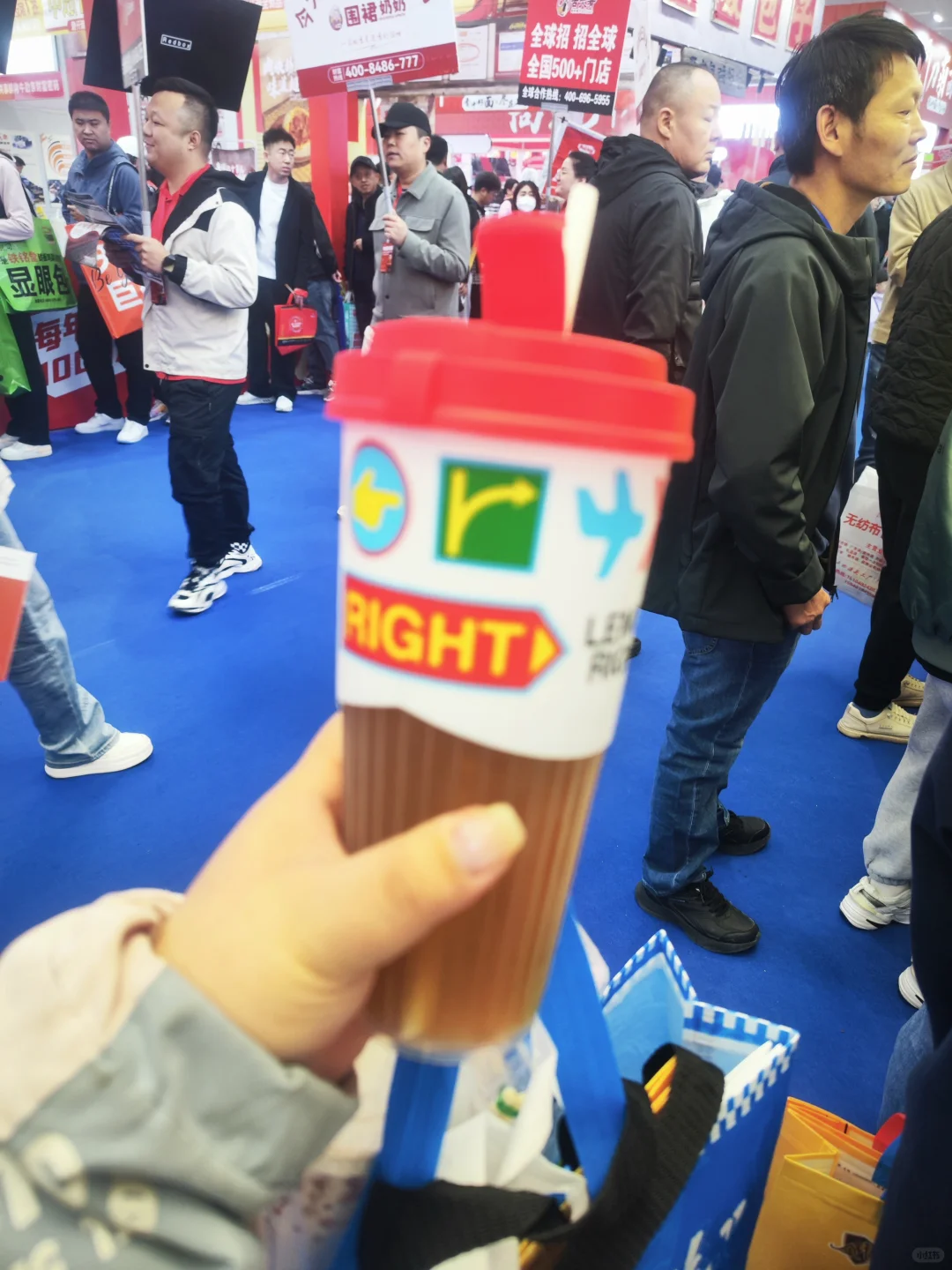 长春餐博会 大馋丫头们吃了！