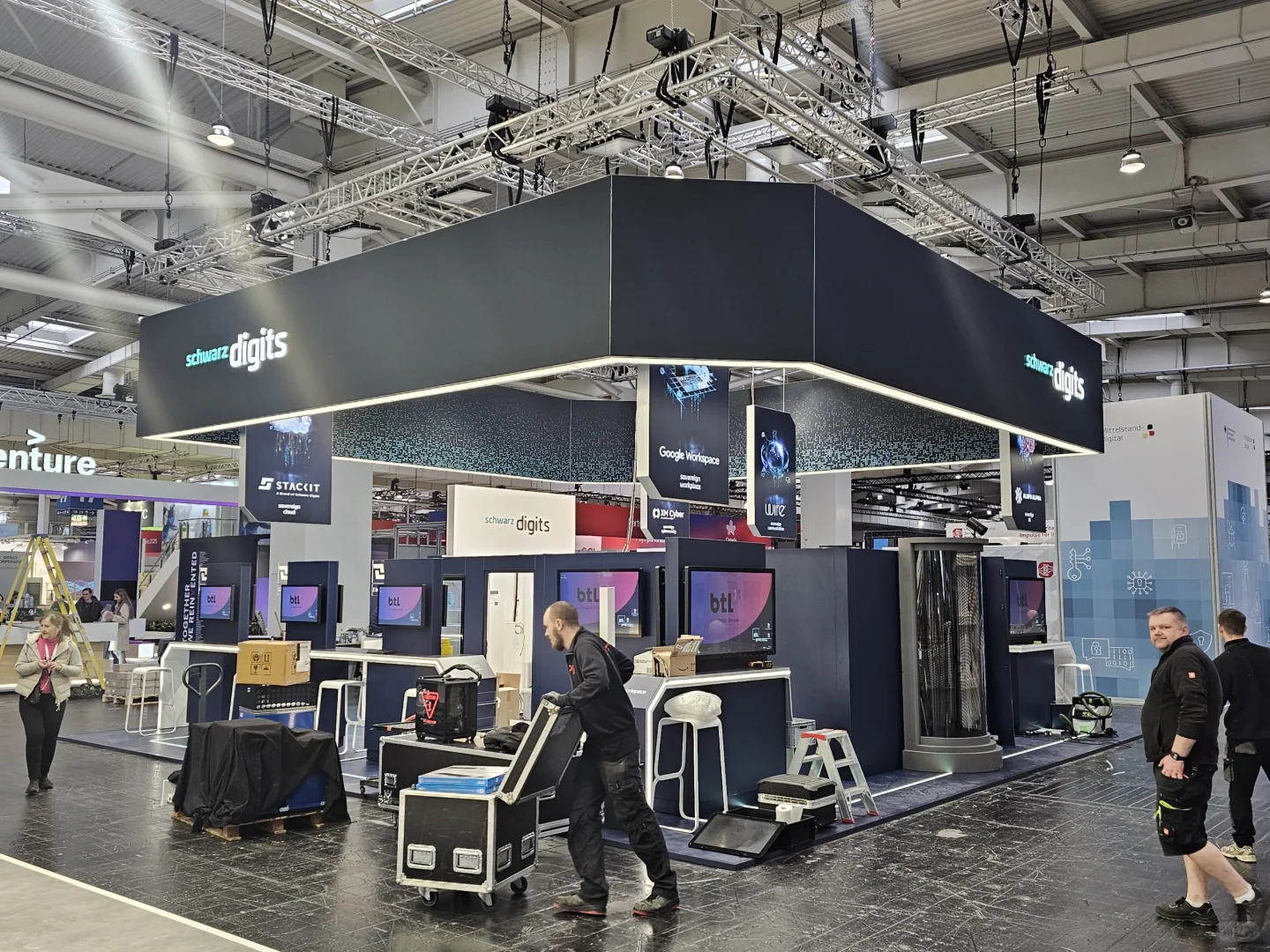 汉诺威展台搭建中，现场搭建实拍！