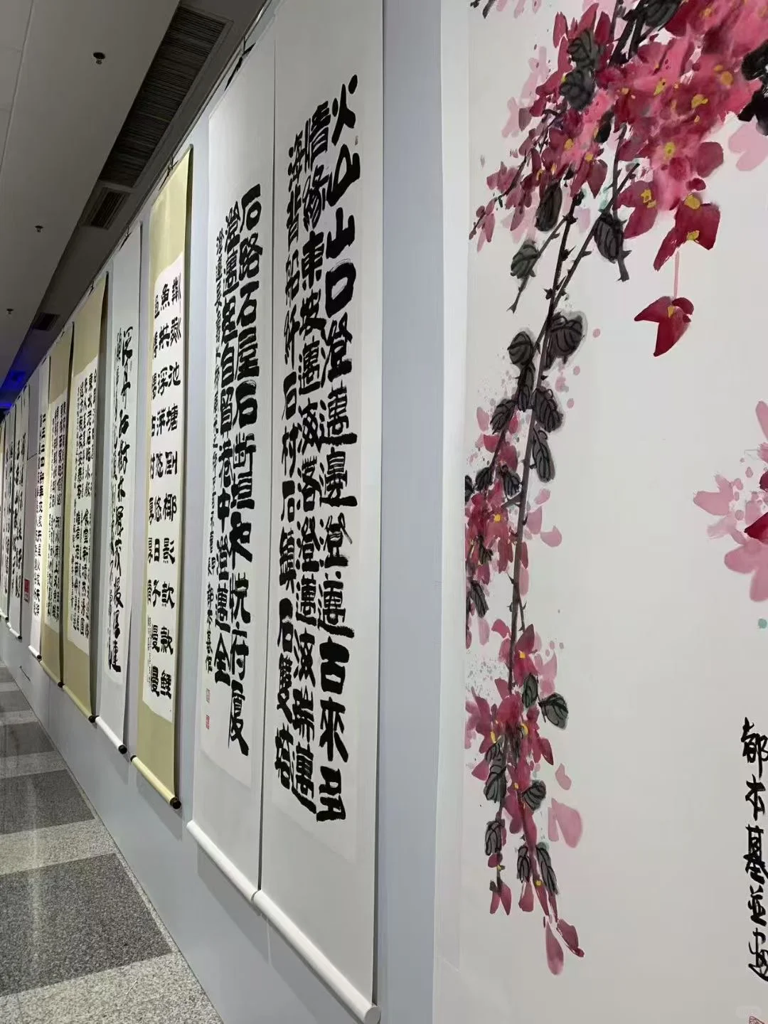 领着姑娘去看展