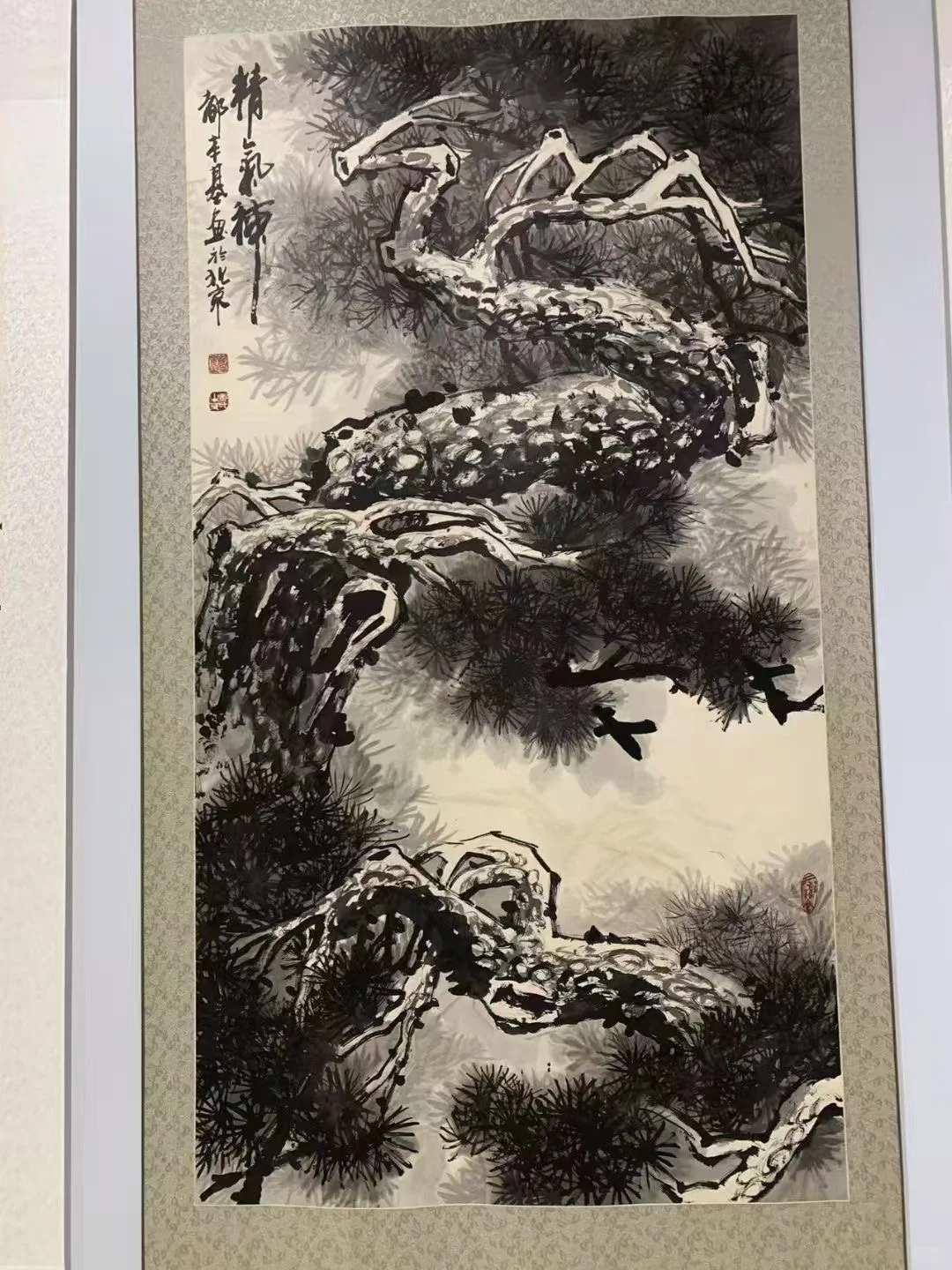 领着姑娘去看展