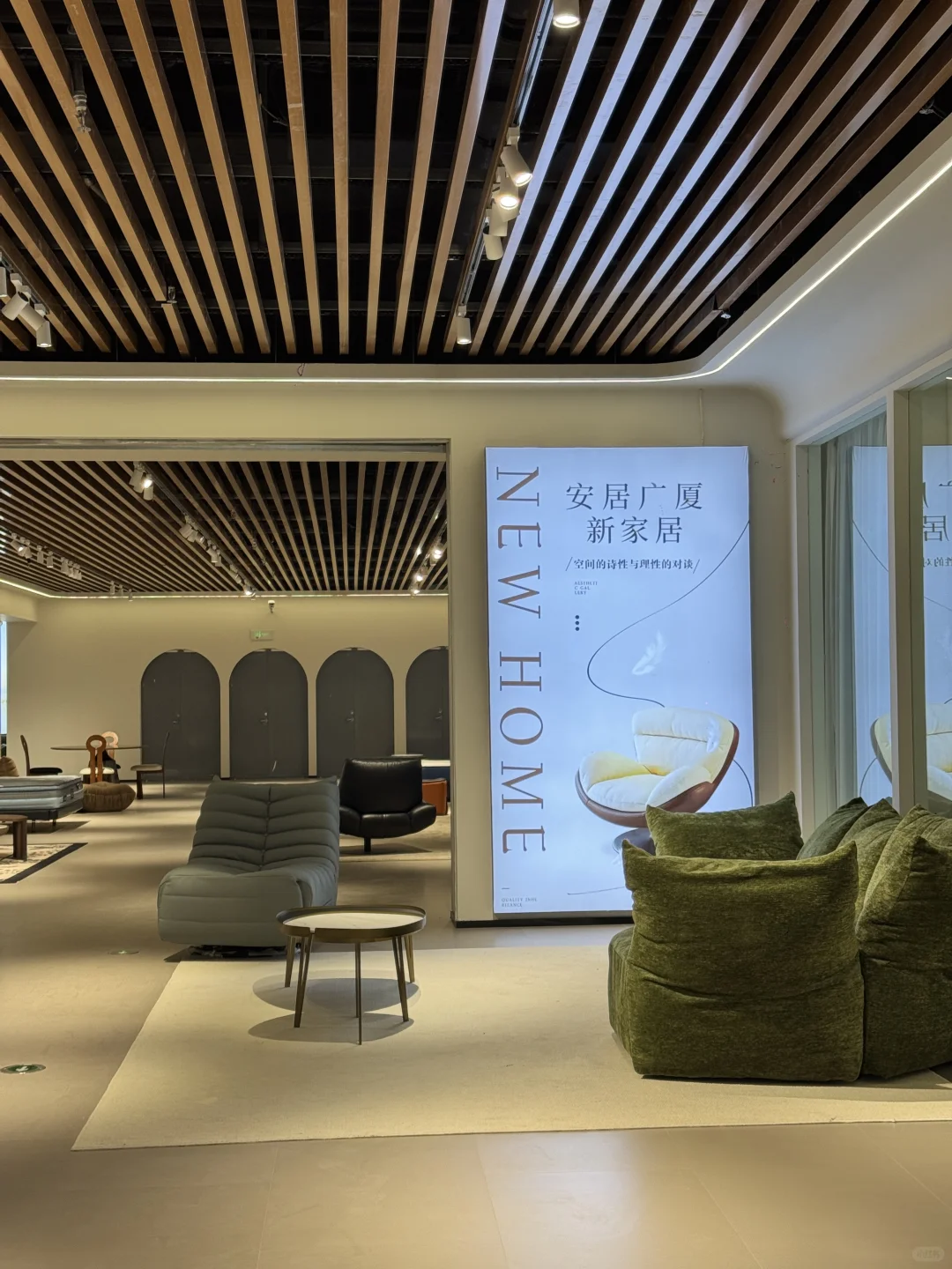 乌鲁木齐会展中心里面竟然有一家4000平的。。