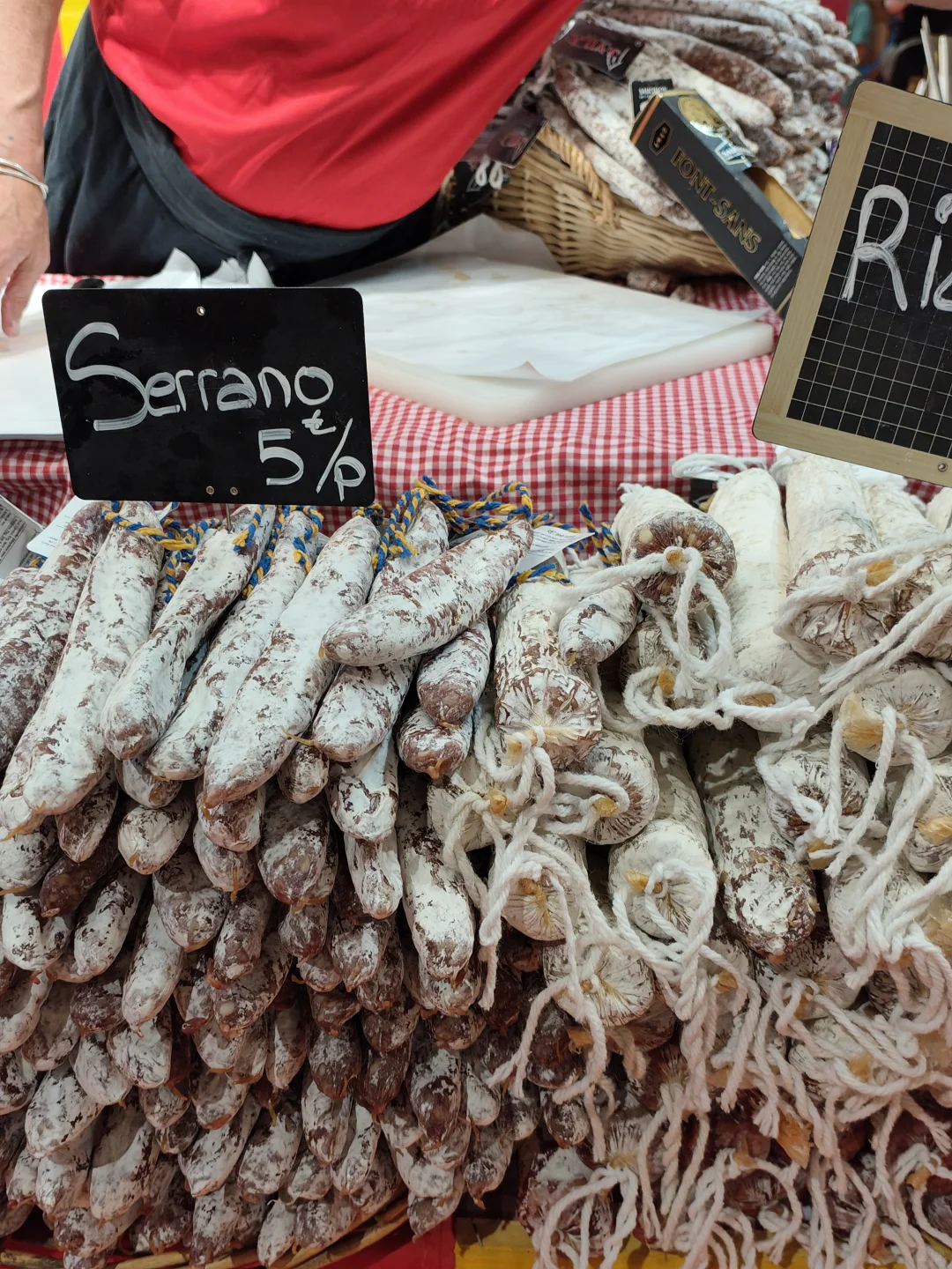 巴黎博览会惊艳到了，各个国家的美食和衣服