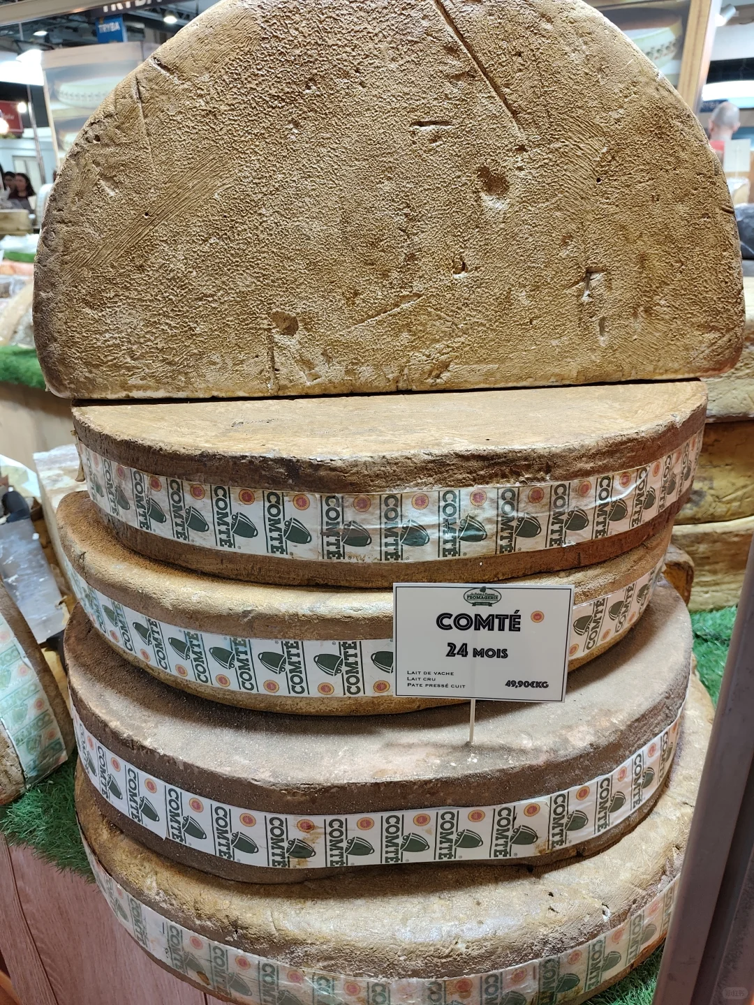 巴黎博览会惊艳到了，各个国家的美食和衣服