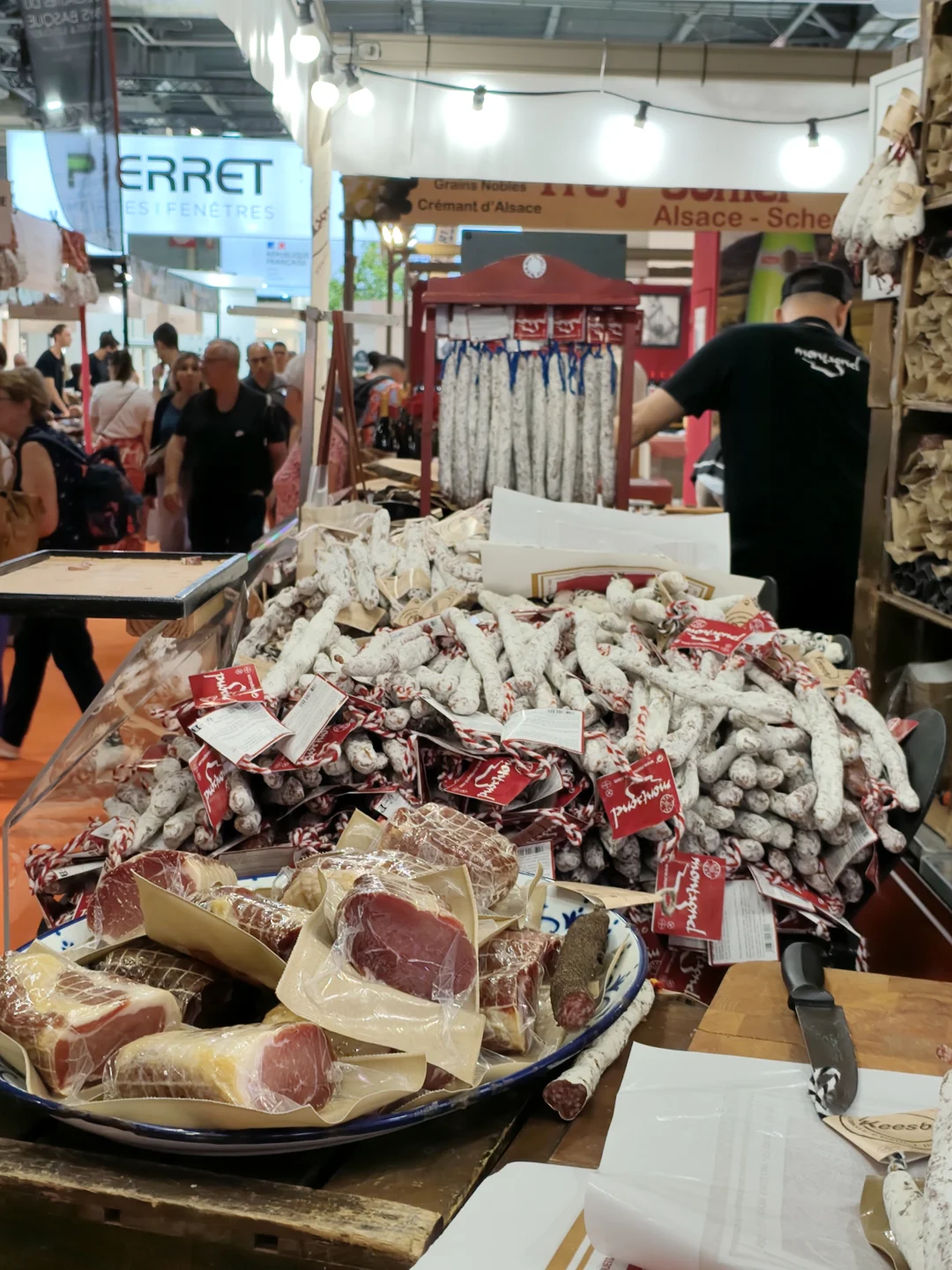 巴黎博览会惊艳到了，各个国家的美食和衣服