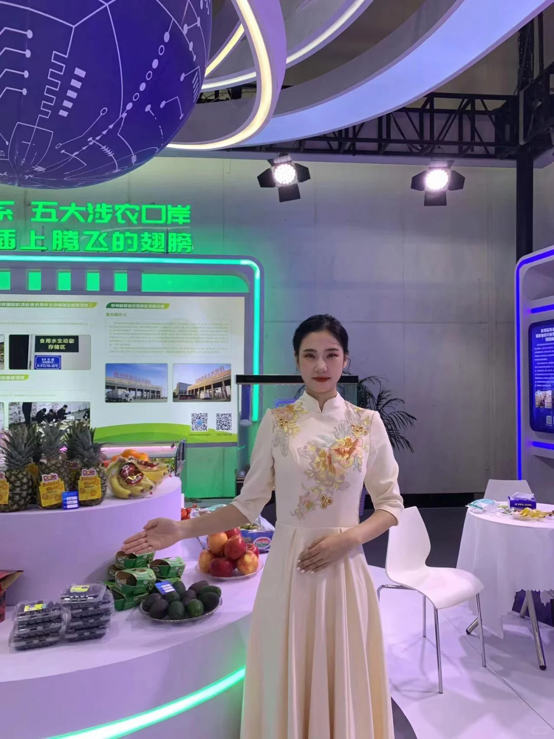 女大参加会展中心礼仪的一天?