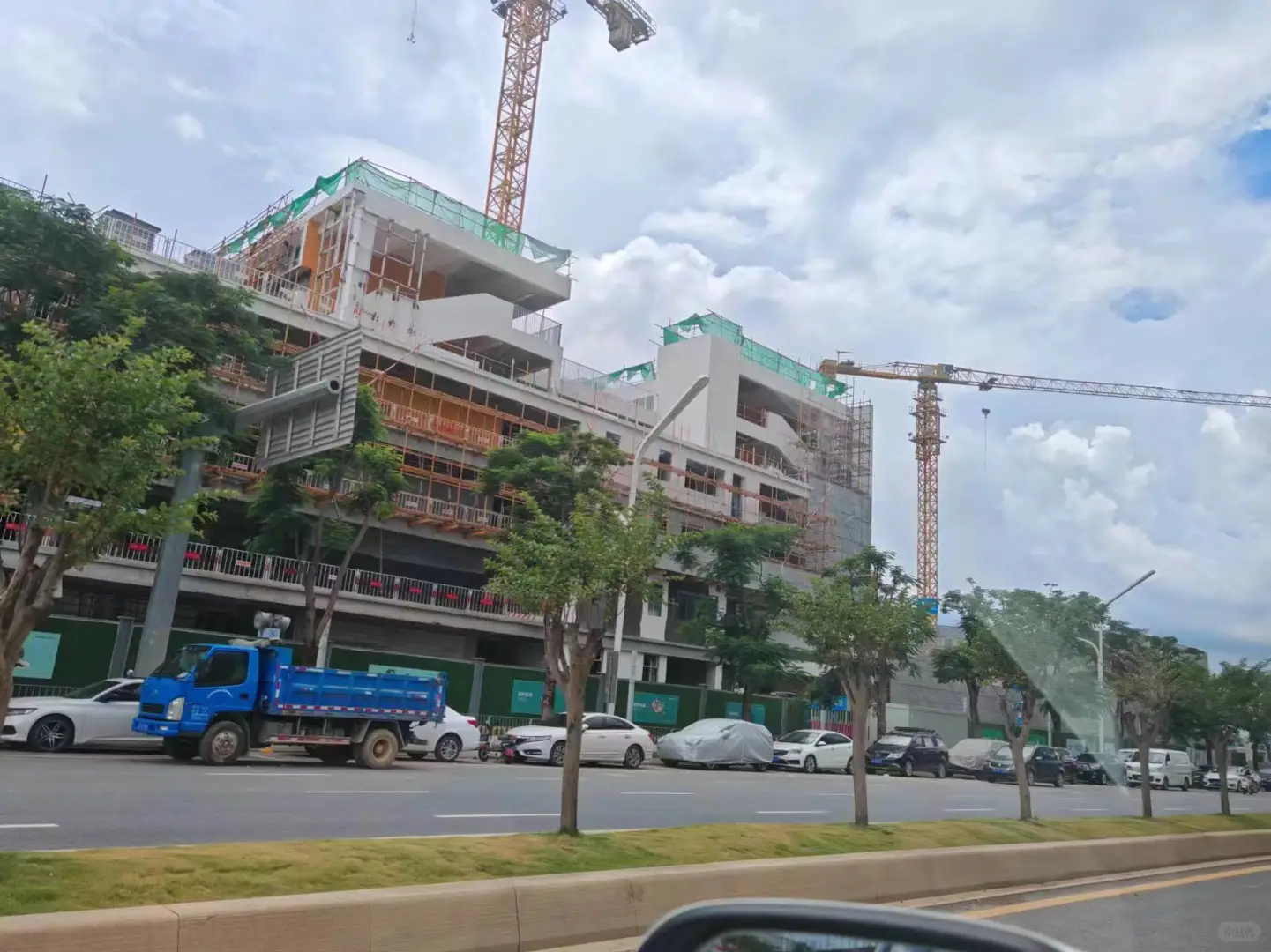 前海会展城实验学校终于拆围挡了