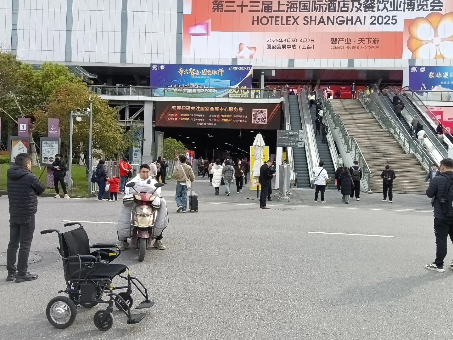 上海国际会展那么大想租台电动轮椅去逛逛
