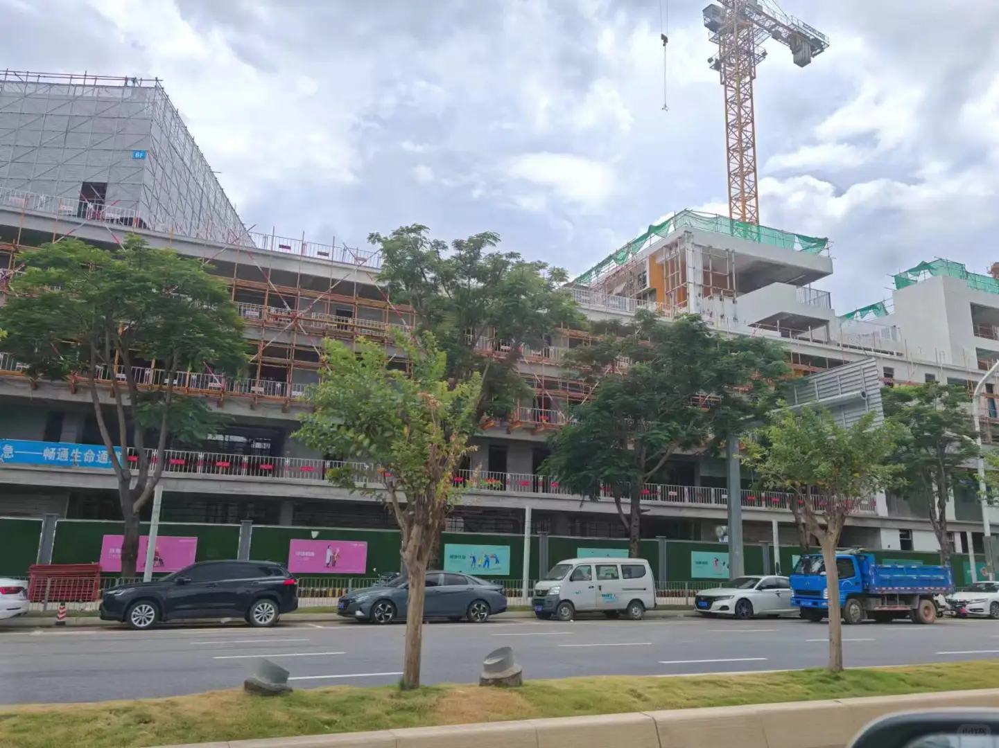 前海会展城实验学校终于拆围挡了