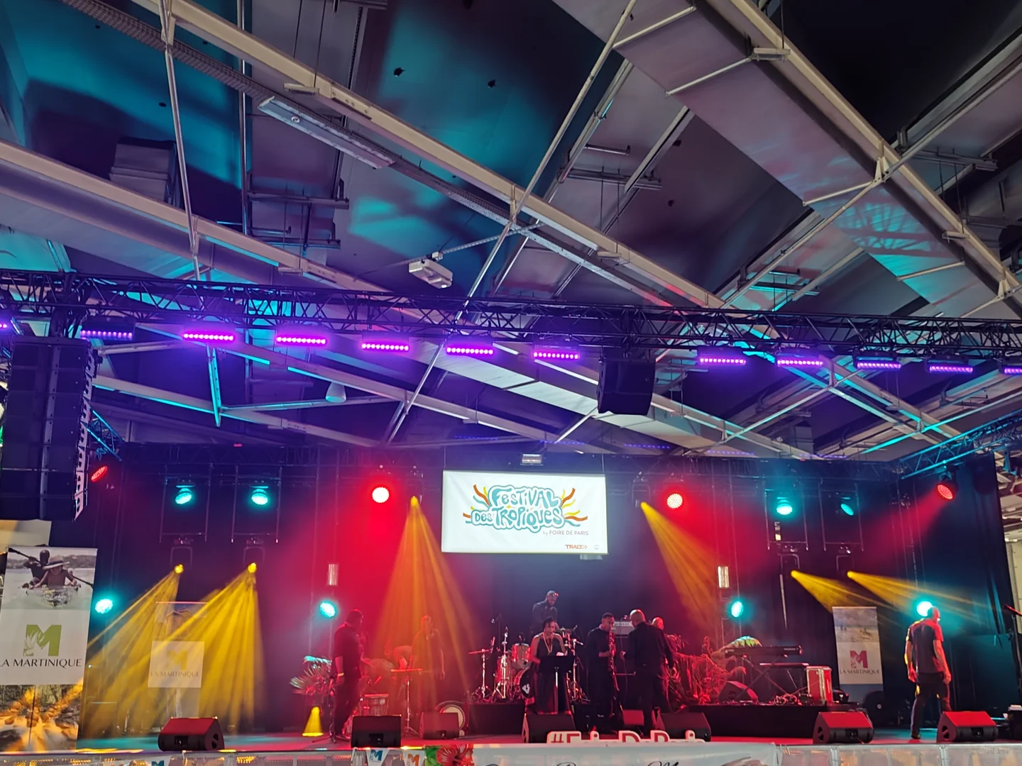 巴黎博览会惊艳到了，各个国家的美食和衣服