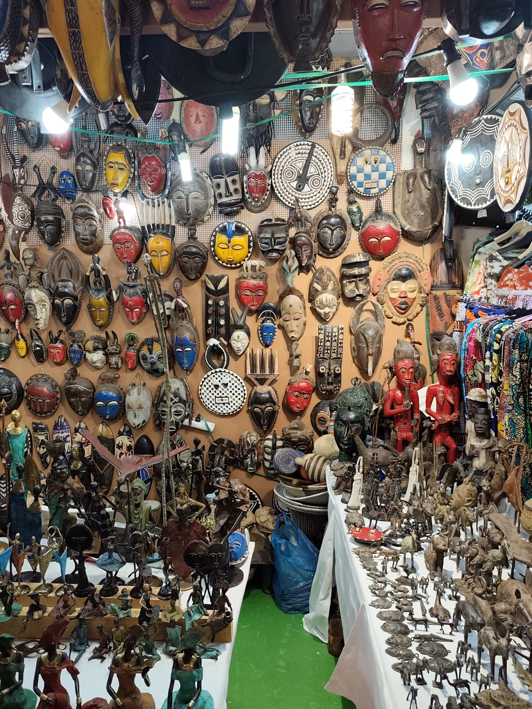 巴黎博览会惊艳到了，各个国家的美食和衣服