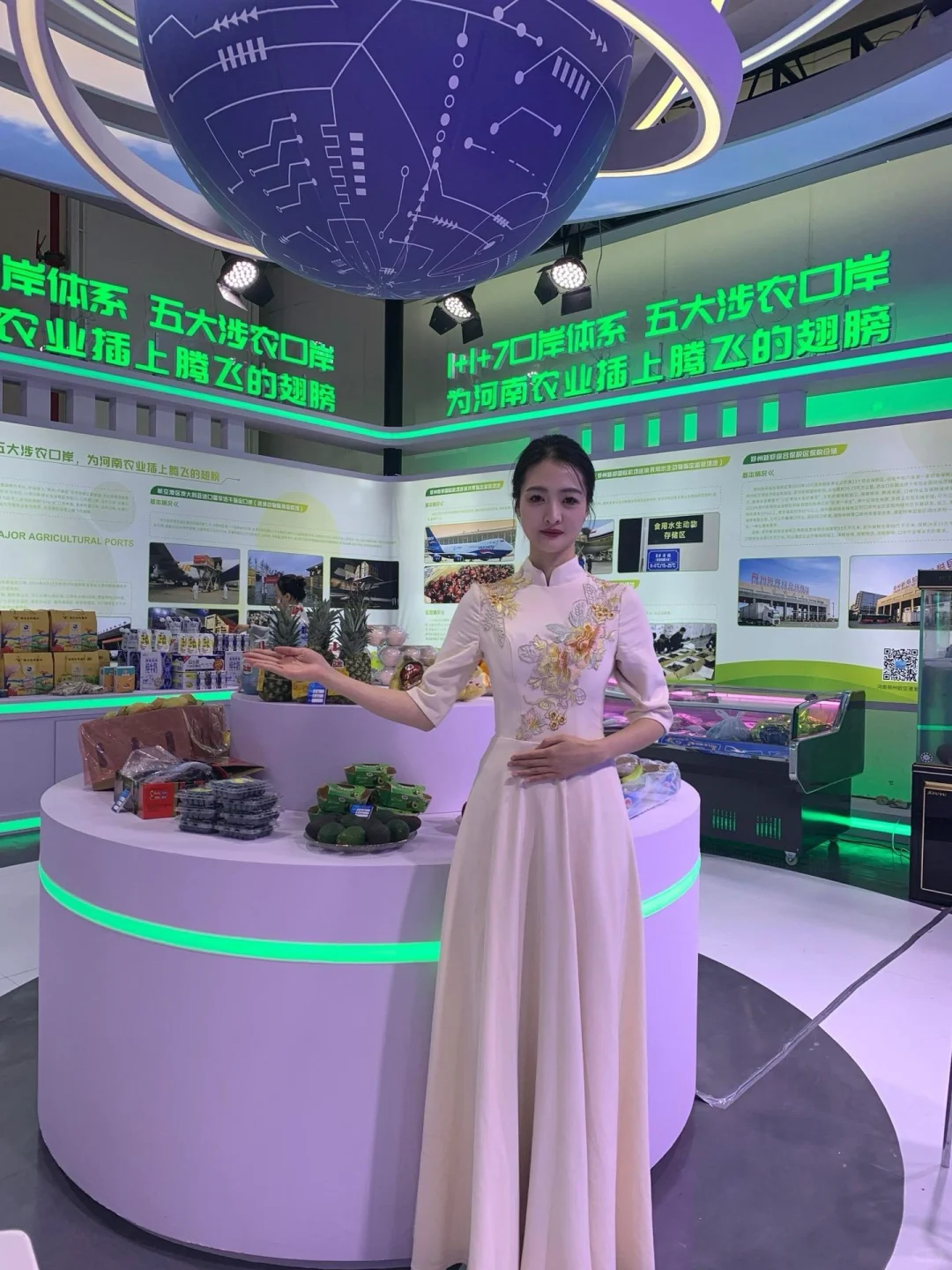 女大参加会展中心礼仪的一天?