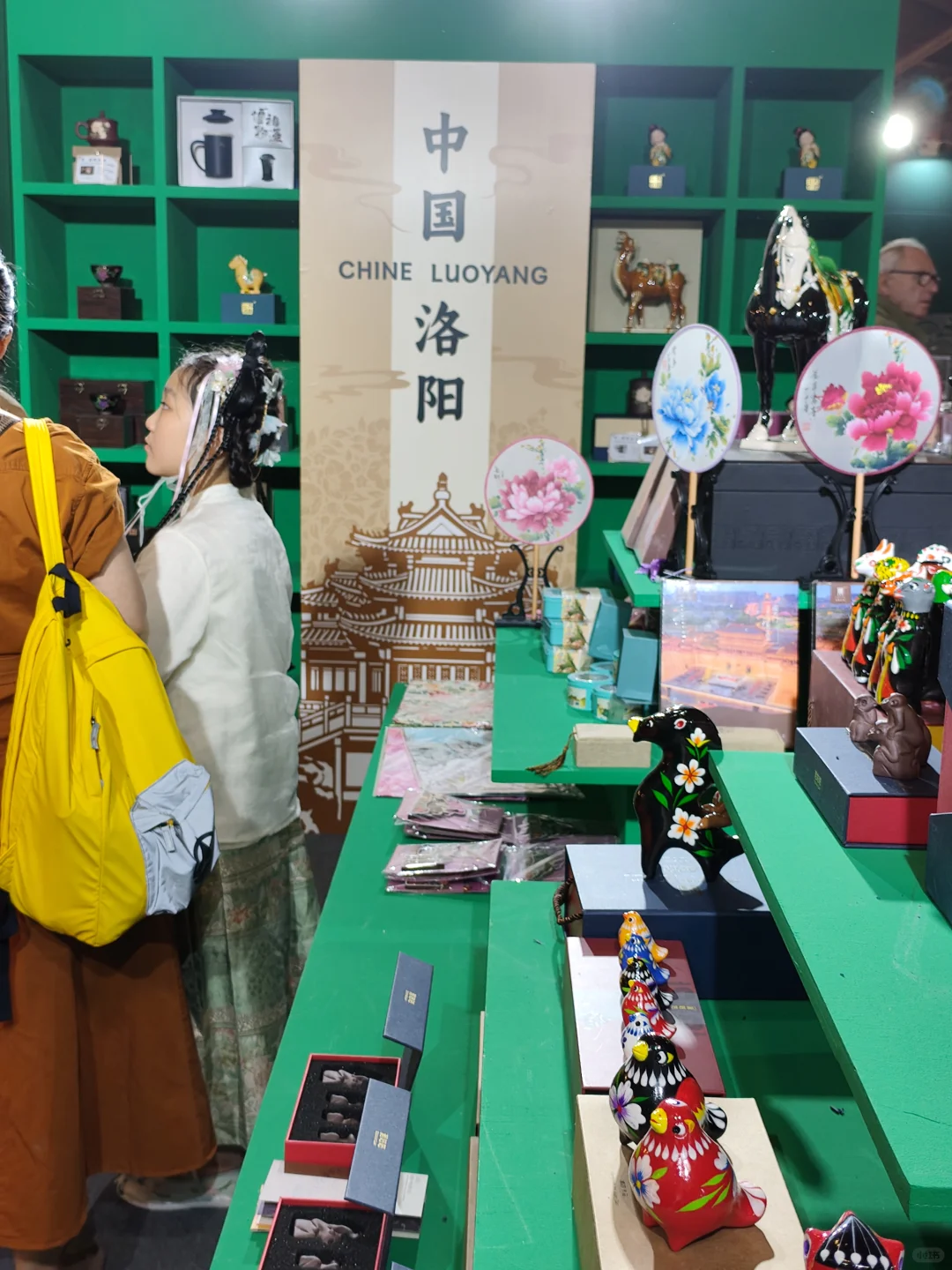 巴黎博览会惊艳到了，各个国家的美食和衣服