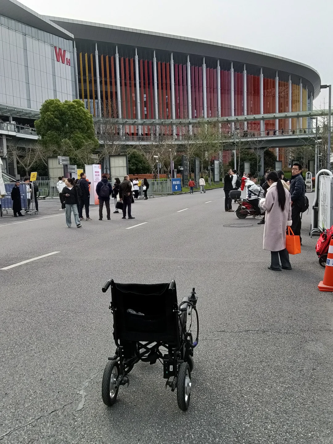 上海国际会展那么大想租台电动轮椅去逛逛
