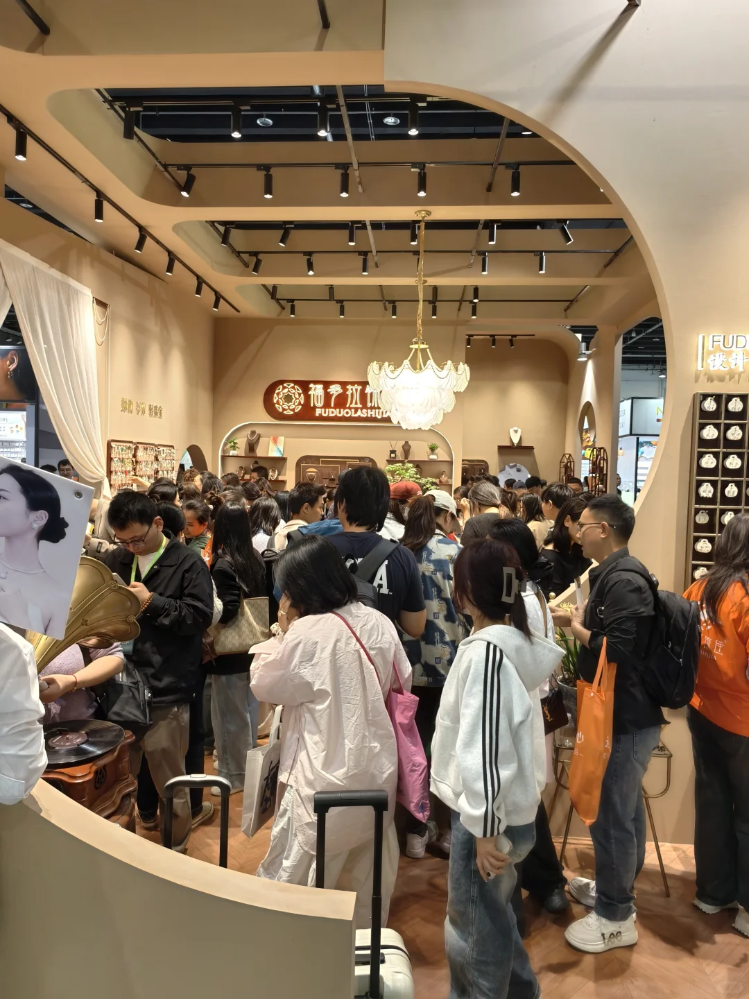 来看看饰品展会了