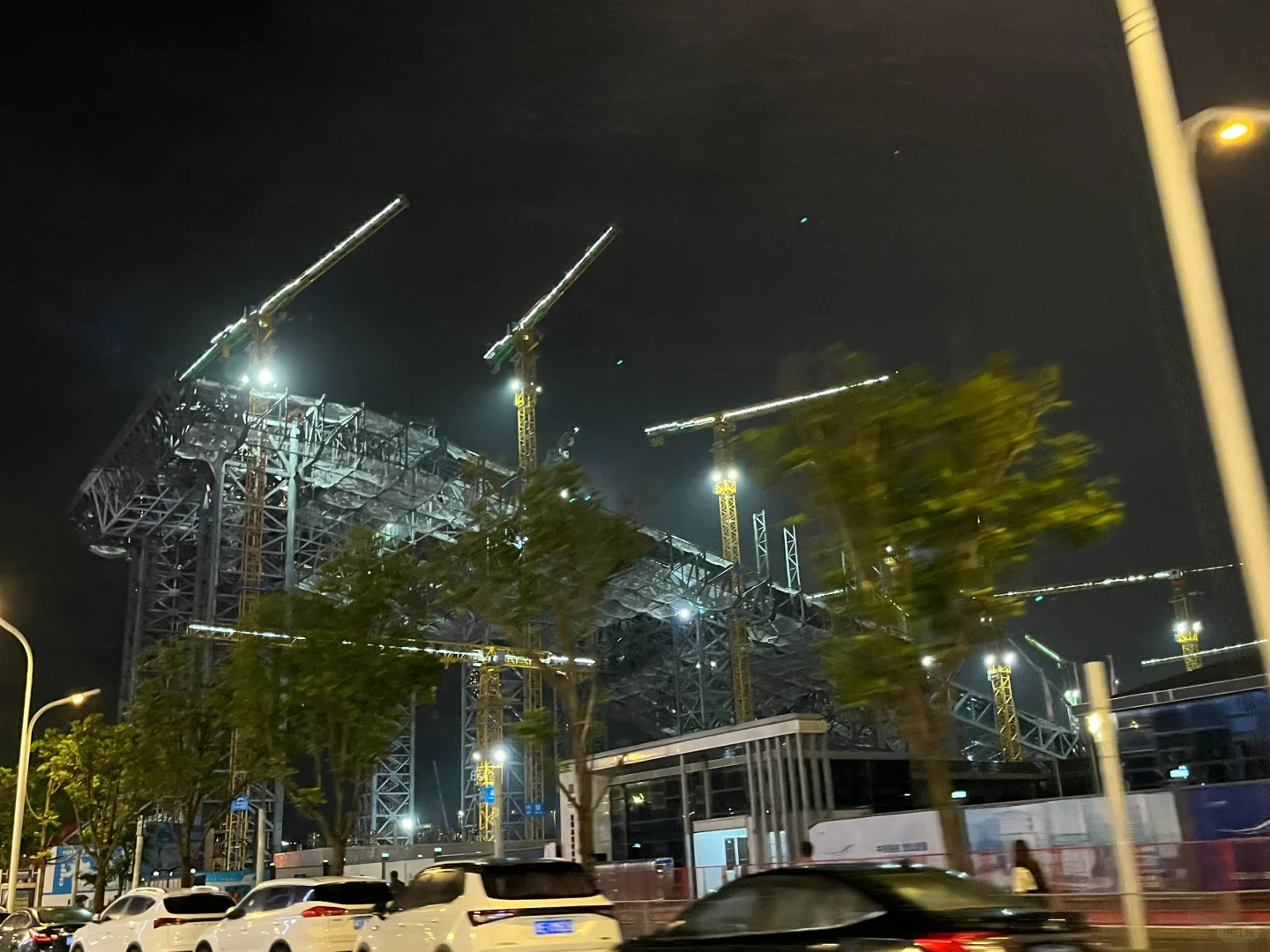 日夜赶工的会展城学校和冰雪世界