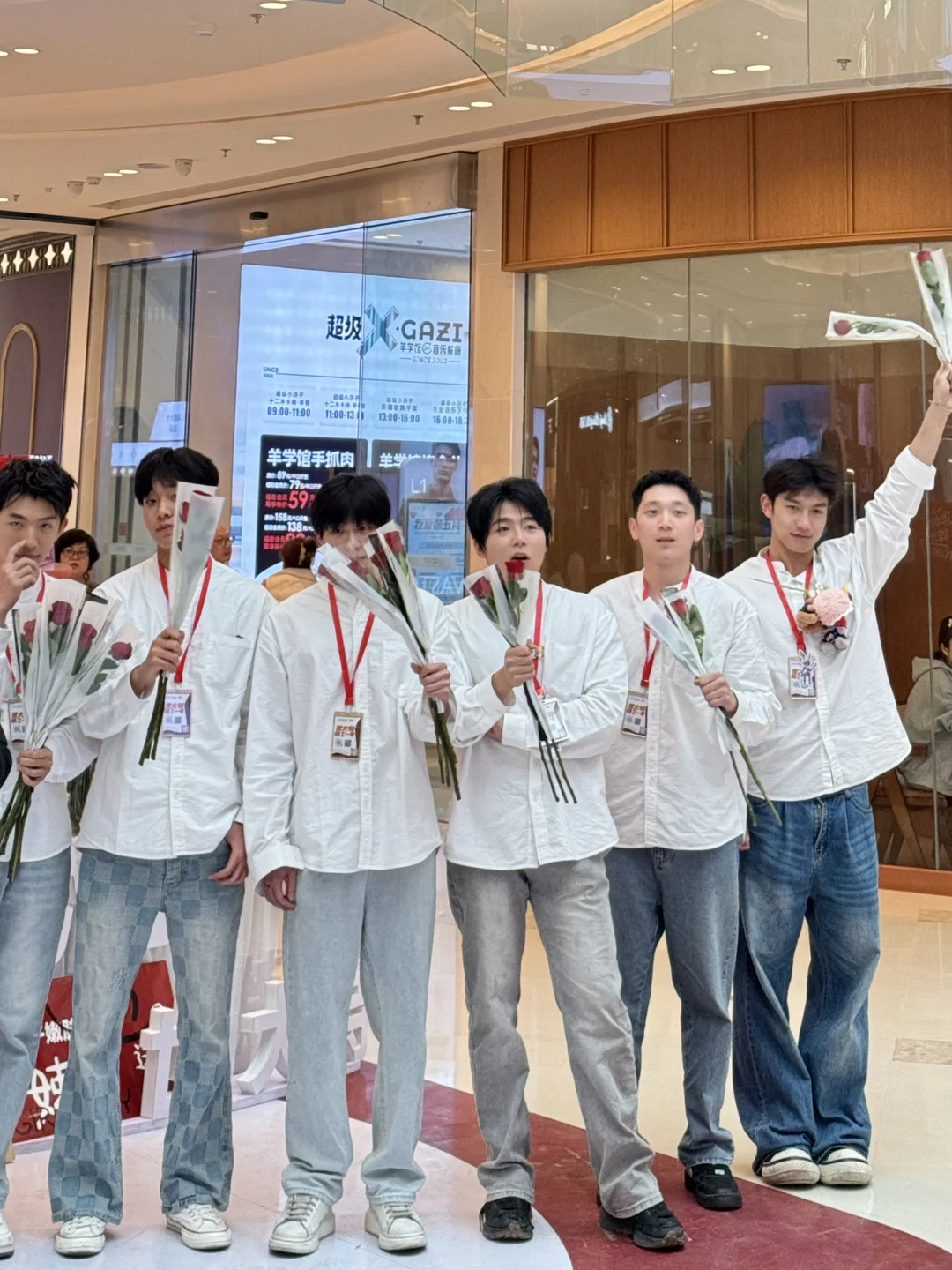 被新疆“质子团”包围！会展吾悦的颜值???