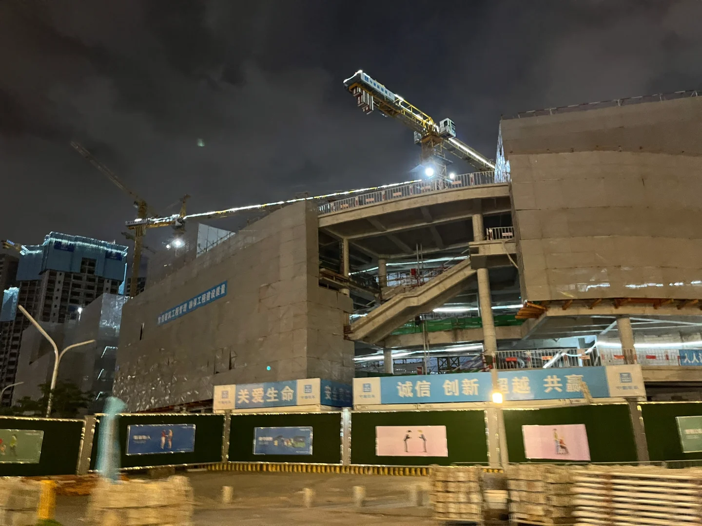 日夜赶工的会展城学校和冰雪世界