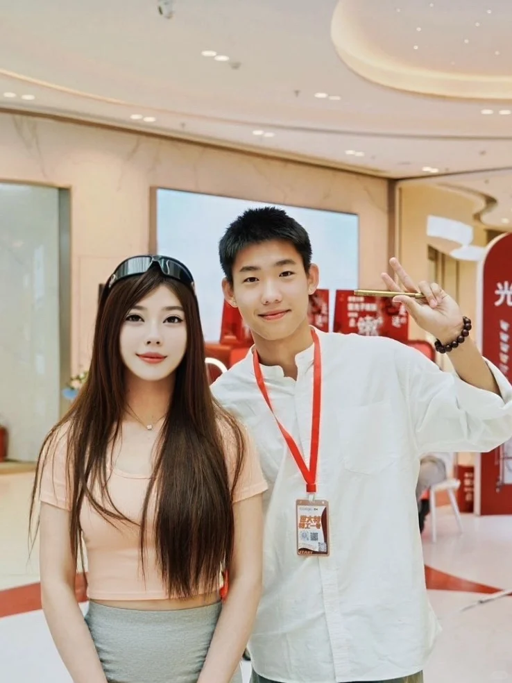 被新疆“质子团”包围！会展吾悦的颜值???