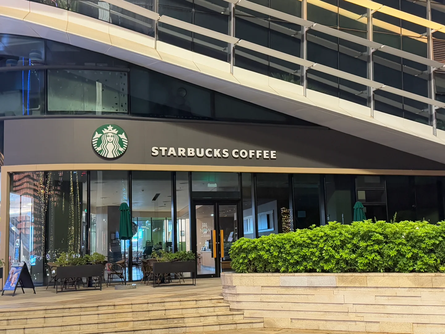 星巴克21:30前关门 华发国际会展有点清净