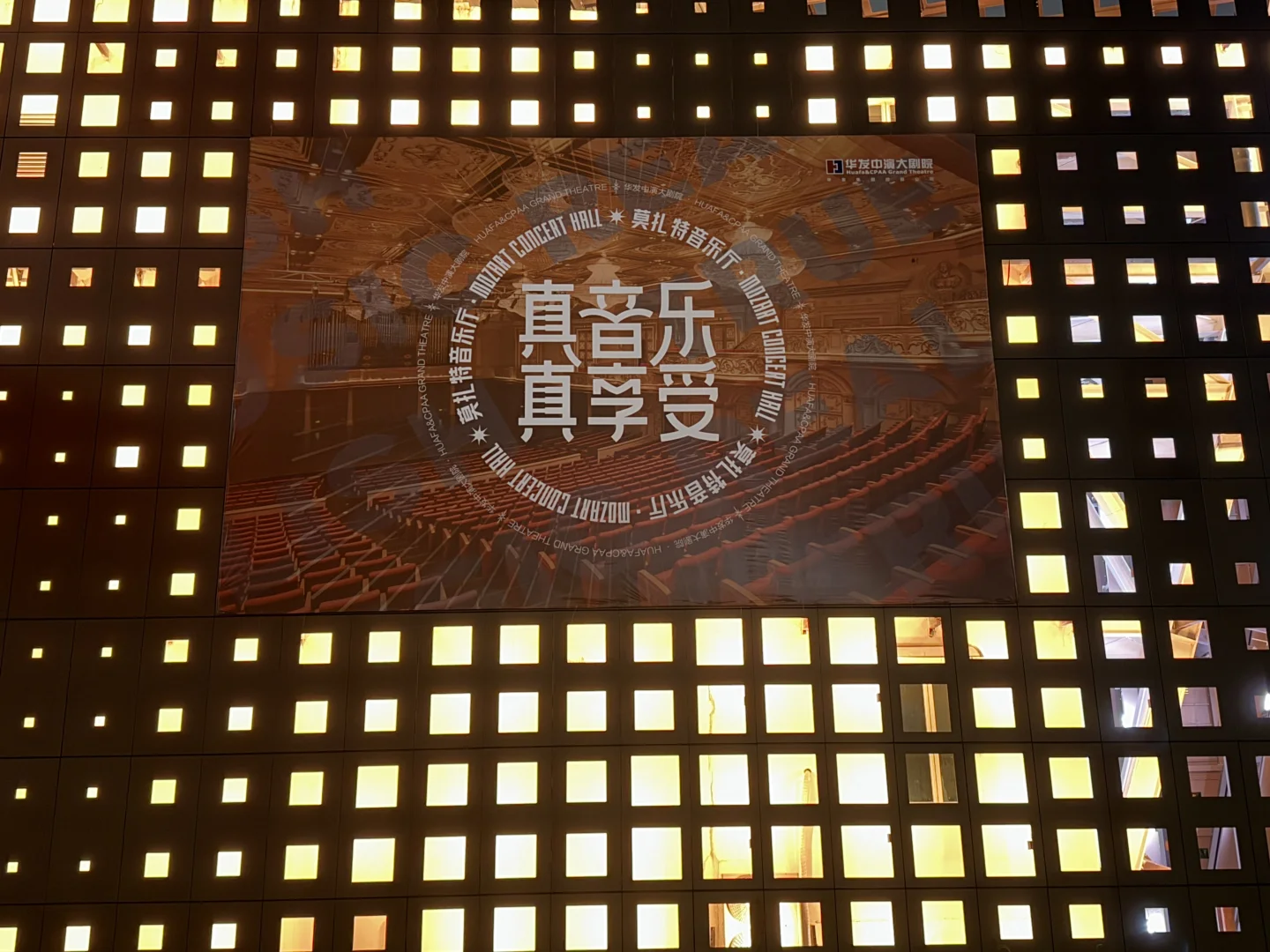 星巴克21:30前关门 华发国际会展有点清净