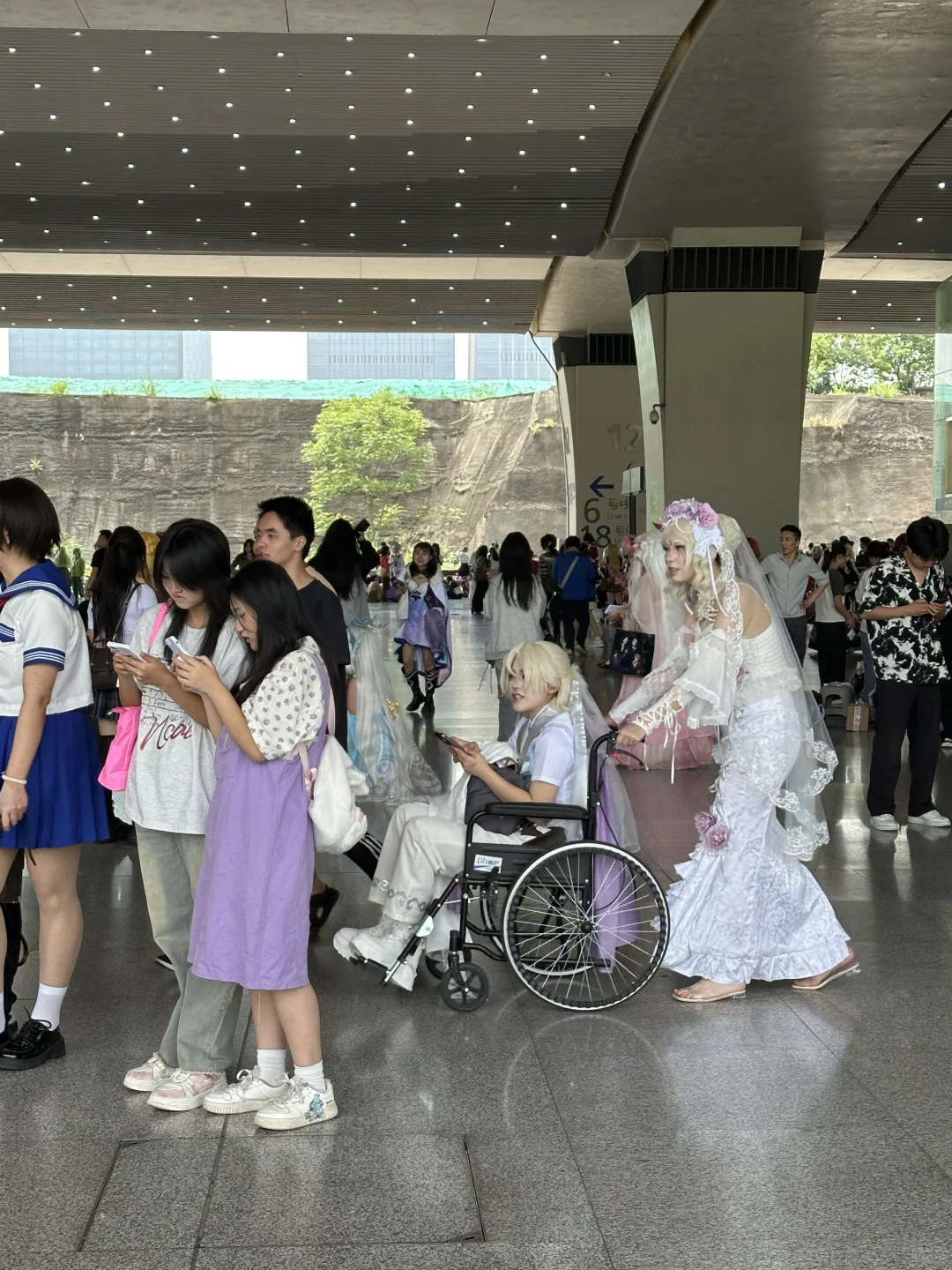 哇塞！！！！今天全成都的人都来西博成了吧。。。。